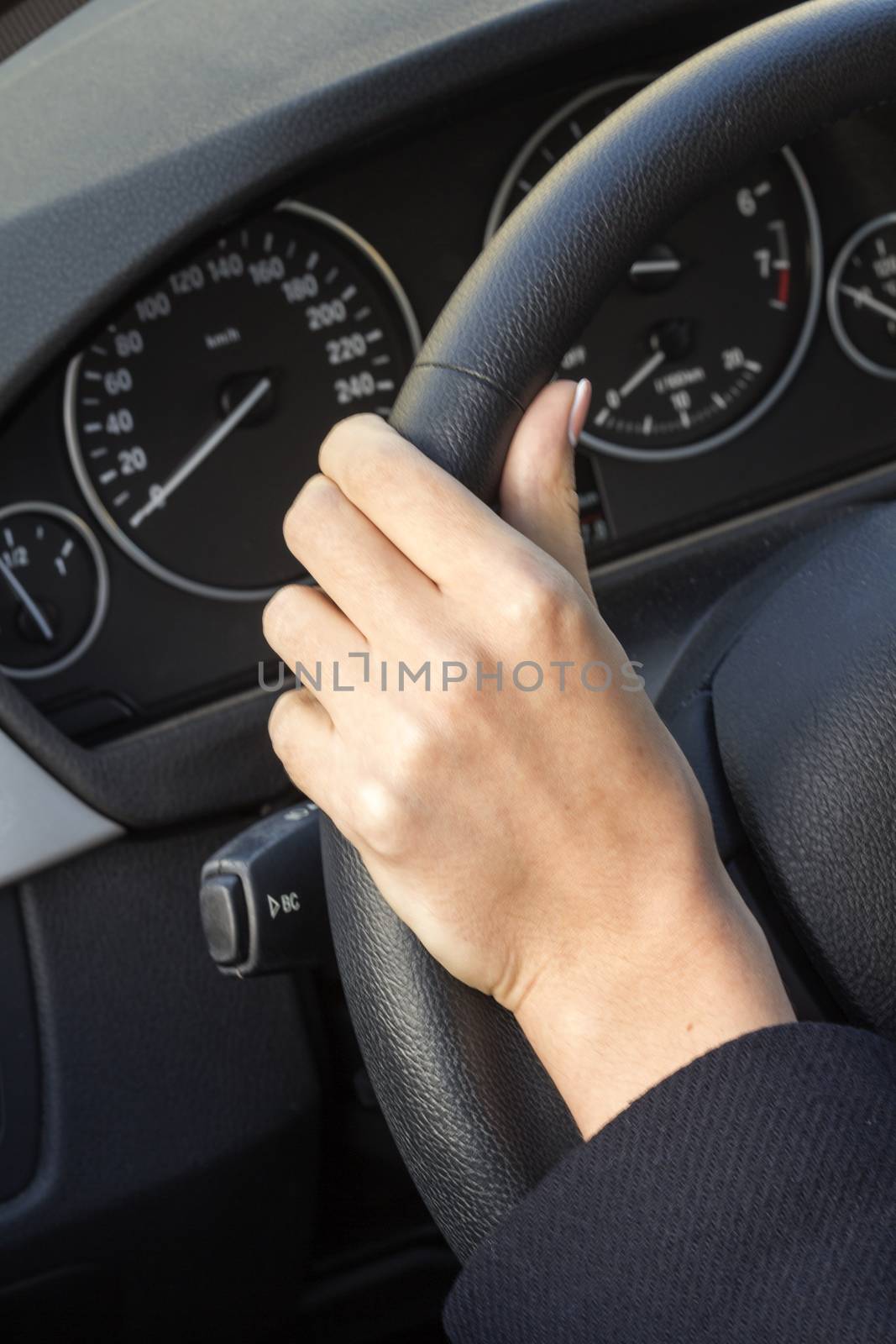 the girl with the manicure keeps hands on the steering wheel of the car