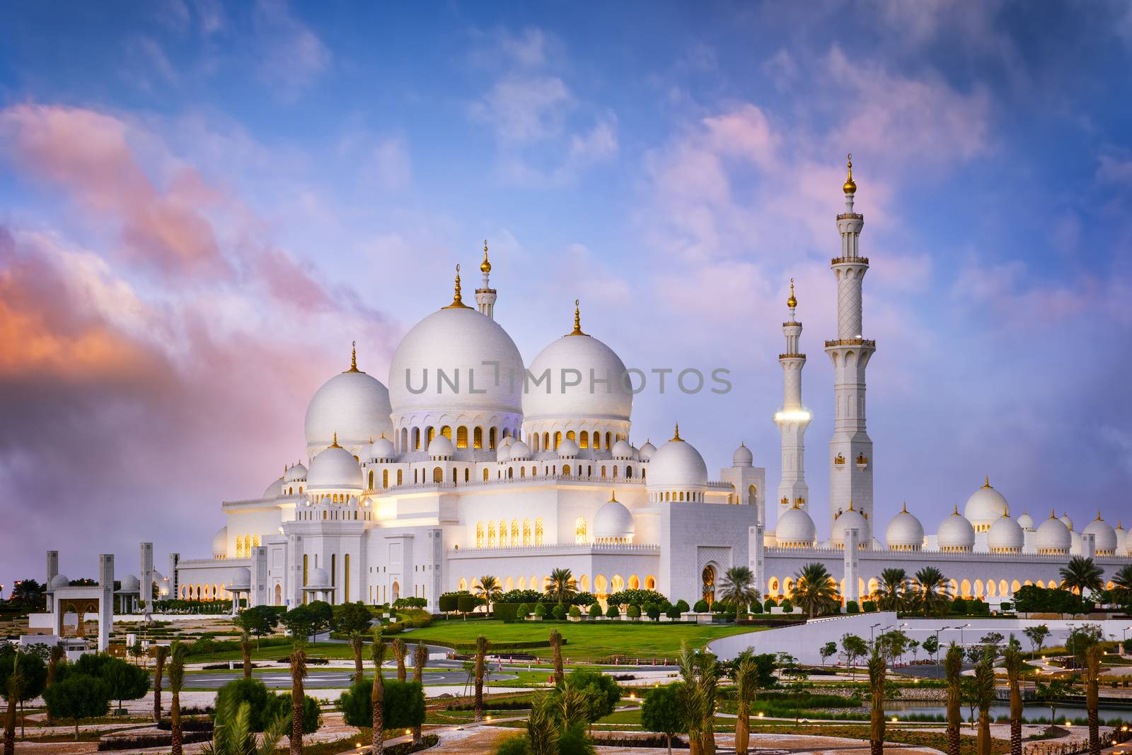 Sheikh Zayed Grand Mosque at dusk (Abu-Dhabi, UAE) 