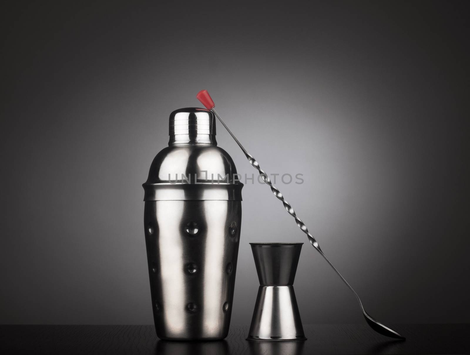 Drinks shaker with cocktail tools by macondo