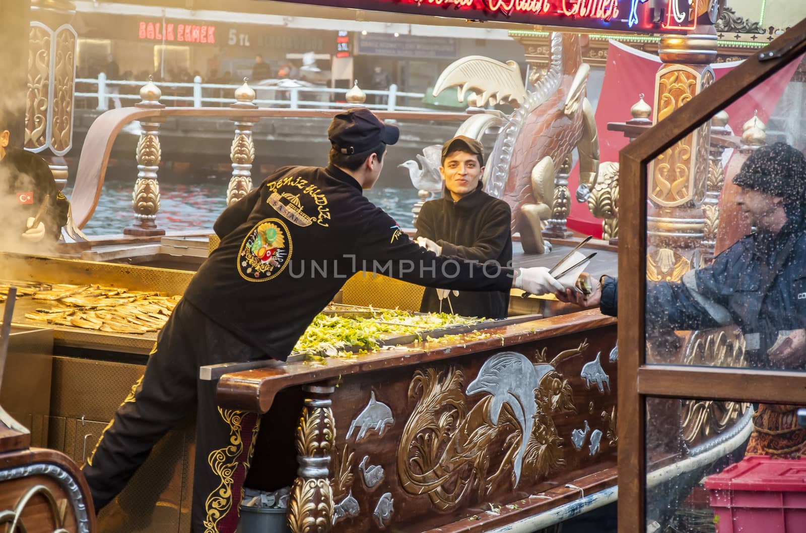 Istanbul fish market  by edella