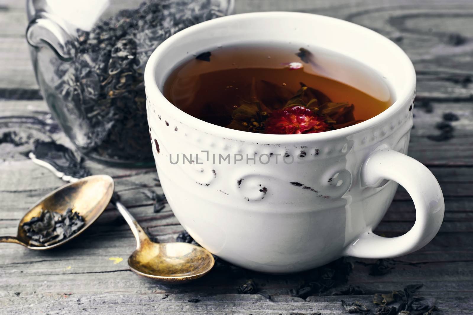 Mug with traditional Chinese tea from knitted roses.