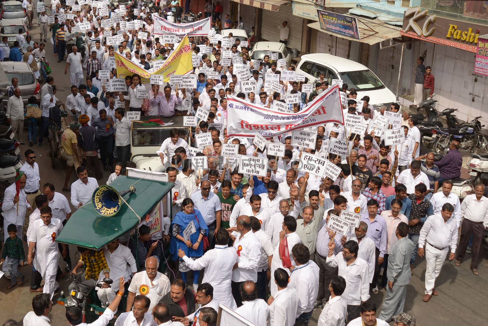 INDIA, Ajmer: Indian jewellers hold banners against the government during a protest against excise duties on gold in Ajmer on March 15, 2016.Jewellers across India are on an indefinite strike in a bid to force the government to shelve plans for a controversial excise tax announced in the annual budget 