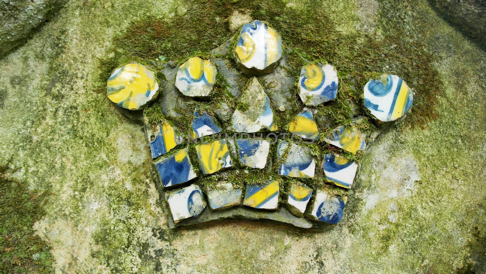 Detail of a crown made with azulejos, portuguese tiles