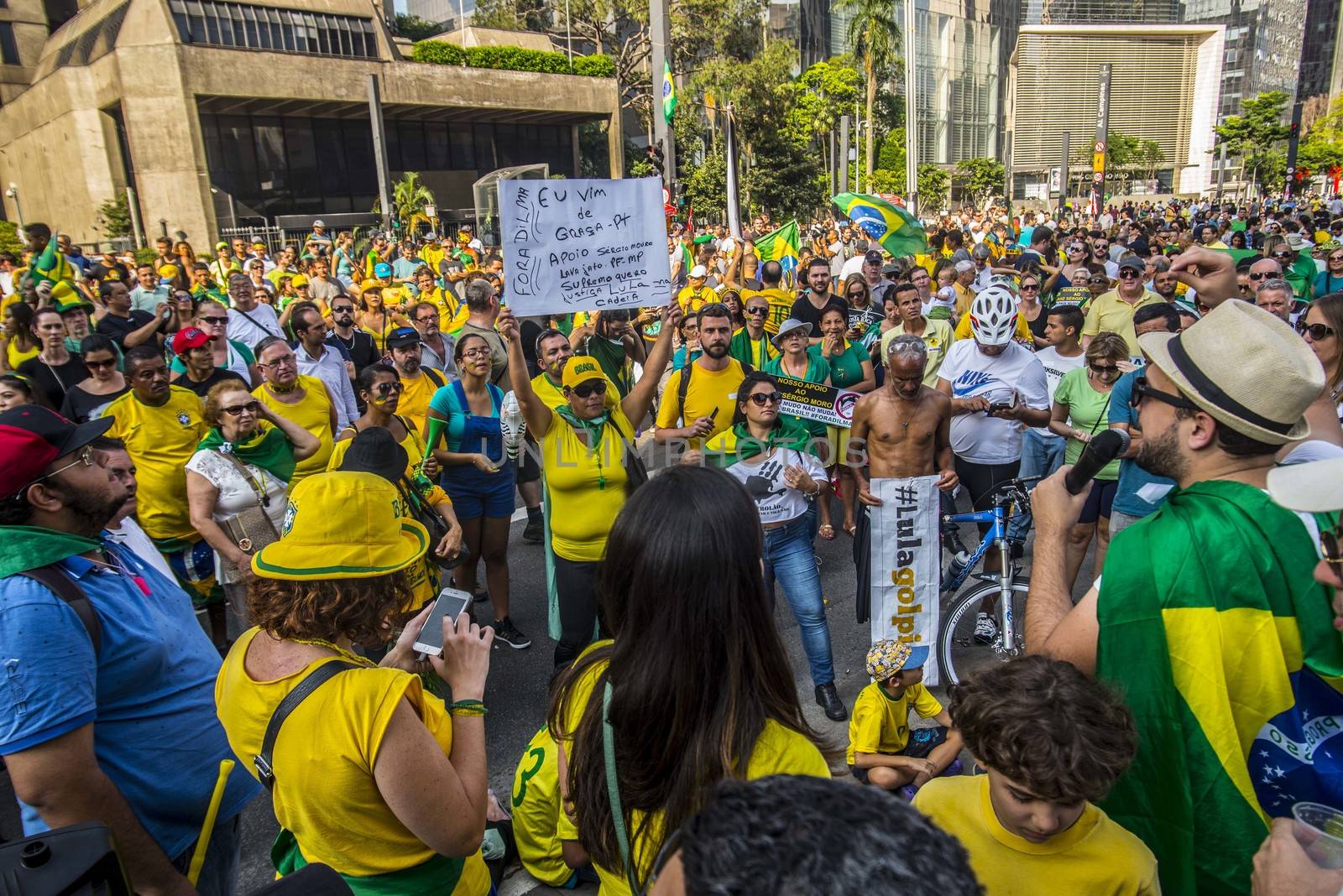 BRAZIL, Sao Paulo: Thousands of protesters demonstrate against Brazilian former president (2003-2011) Luiz Inacio Lula da Silva in Sao Paulo, on March 20, 2016. Brazilian lawmakers relaunched impeachment proceedings against President Dilma Rousseff Thursday and a judge blocked her bid to bring her powerful predecessor into her cabinet, intensifying the political crisis engulfing her.