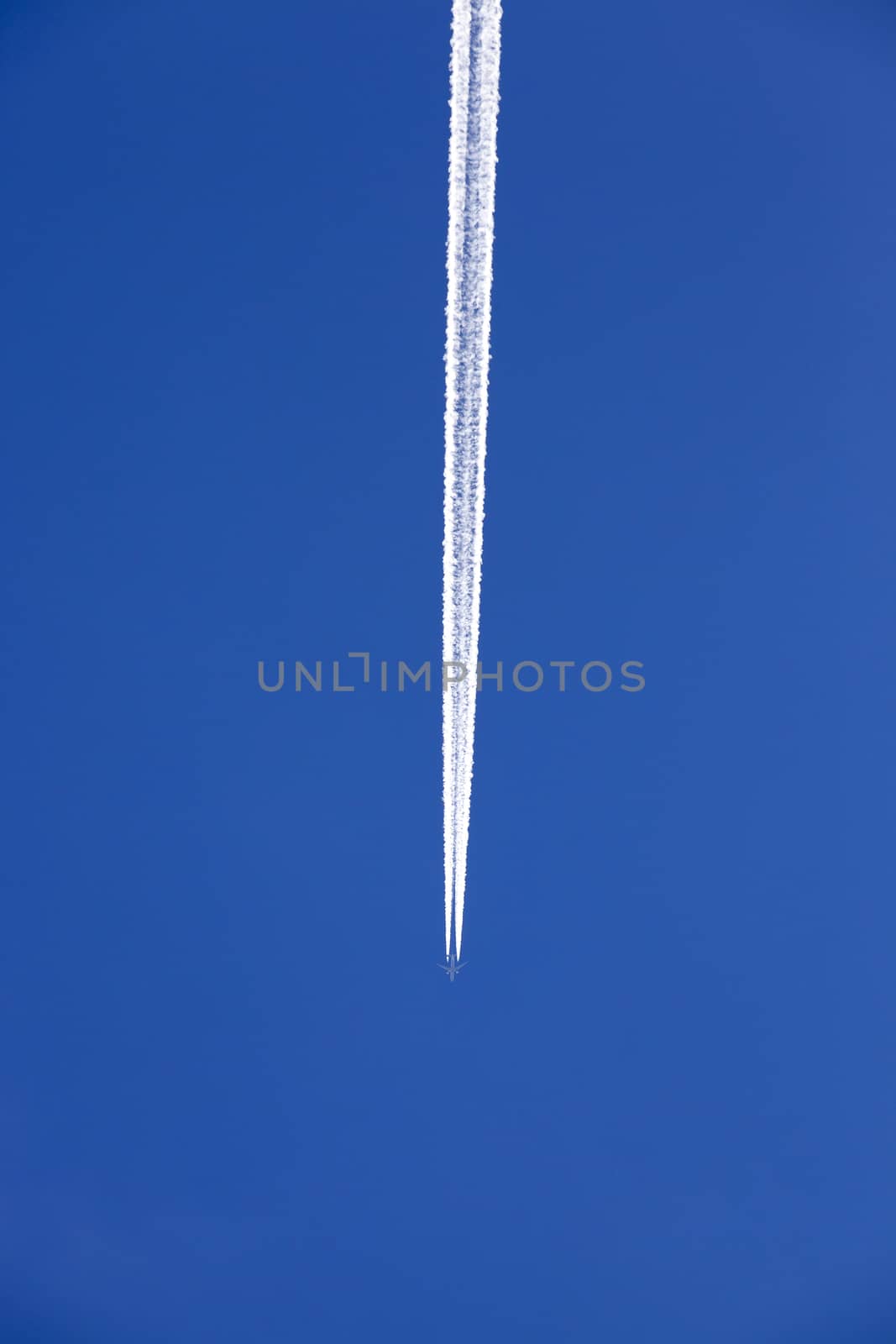  photographed the aircraft during flight in the blue sky