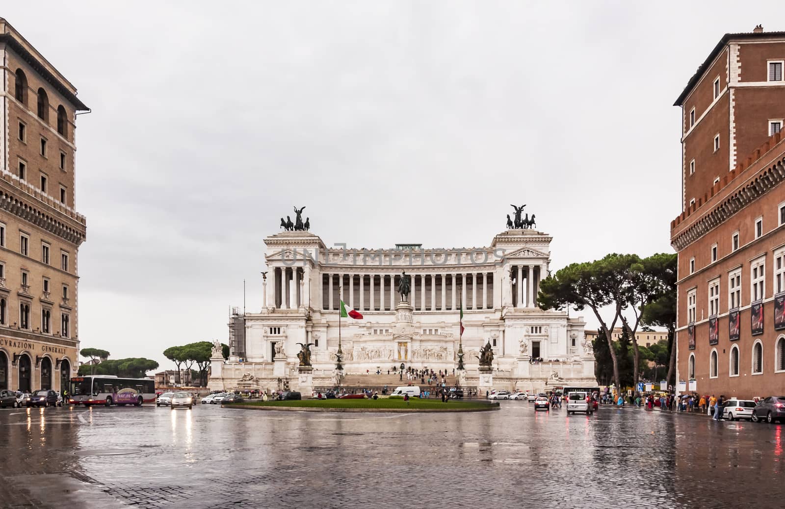 piazza Venezia in Rome by edella