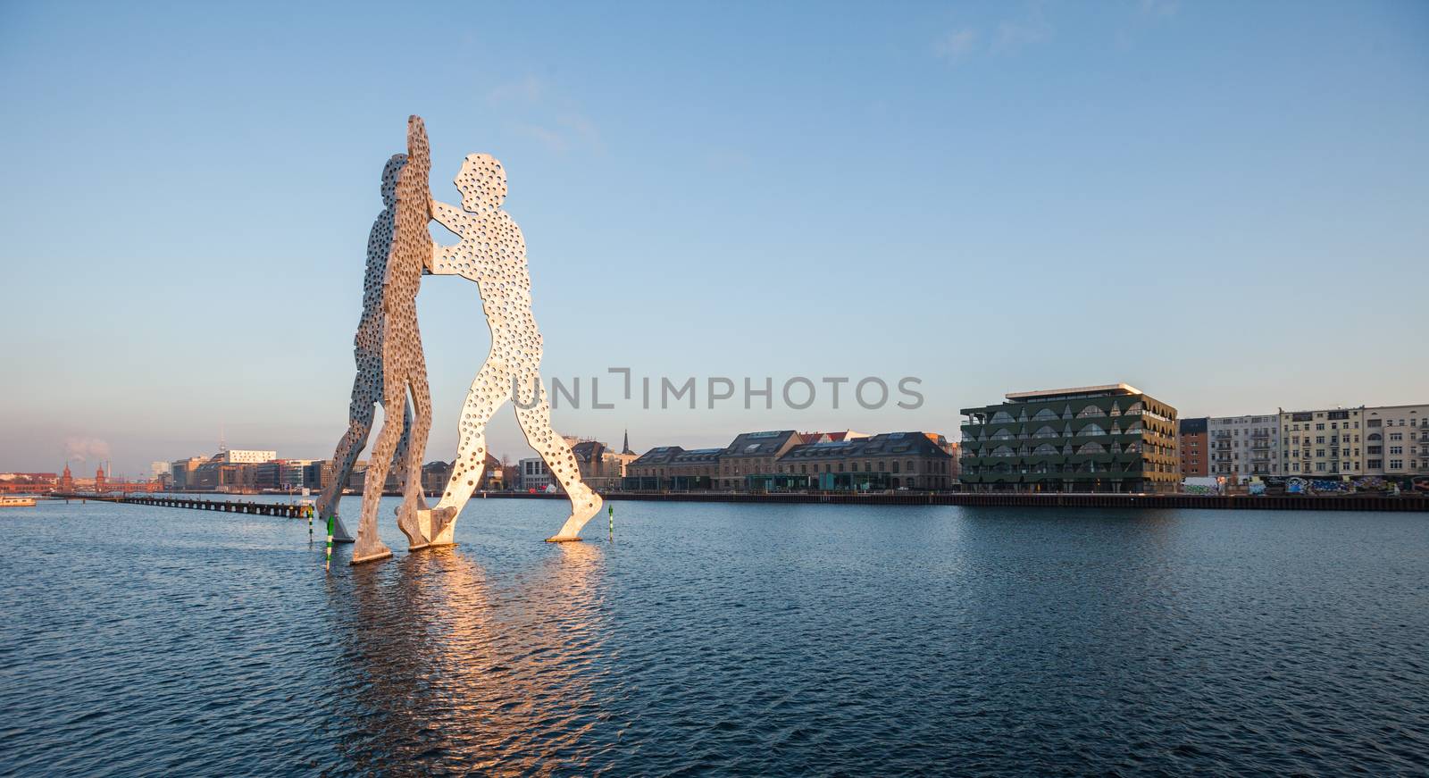 Molecule Man/Men and River Spree, Berlin by edan