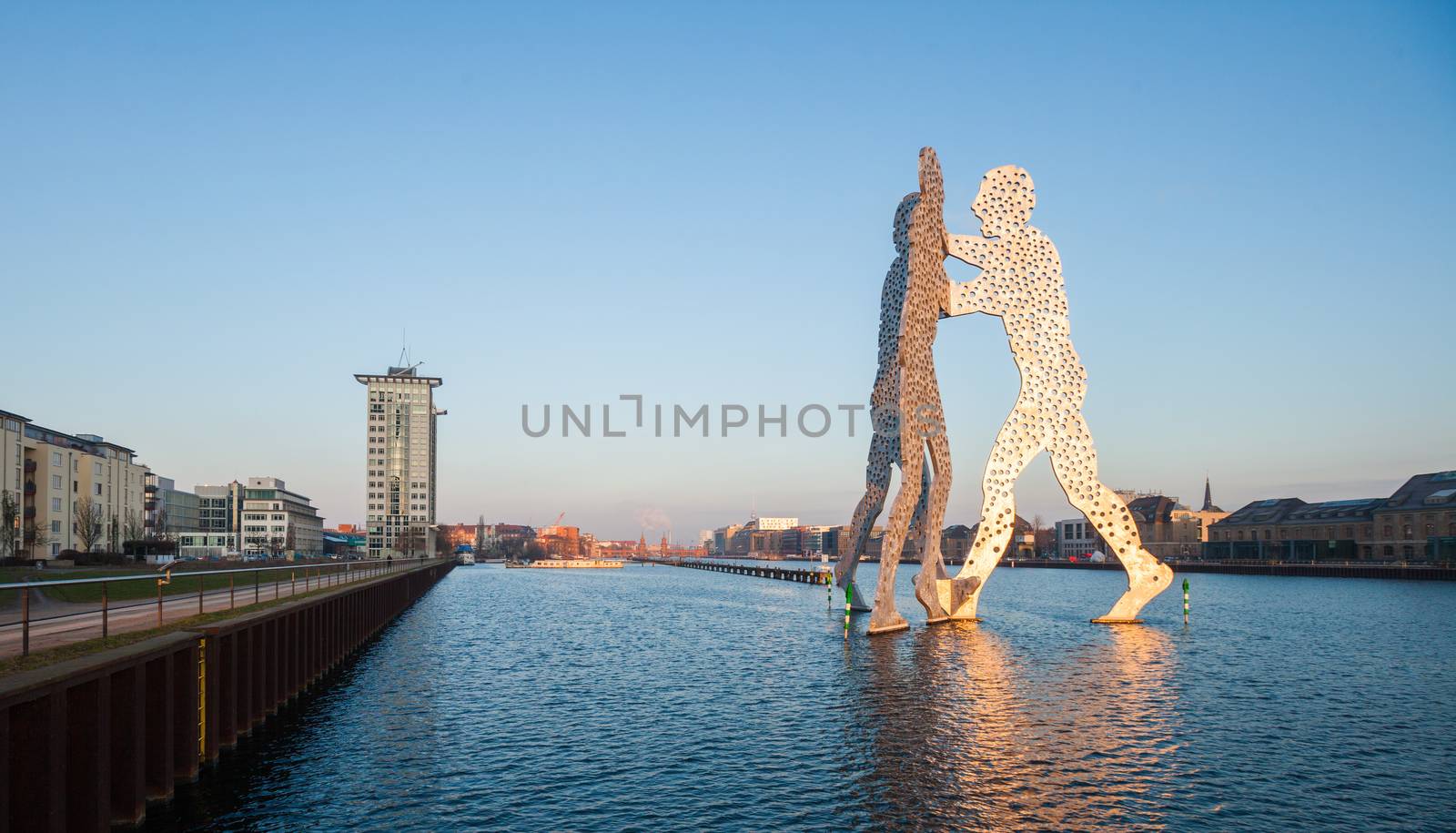 River Spree and Molecule Man / Men statue, Berlin