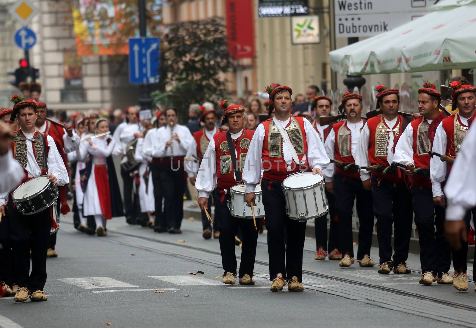 The parade of 70 participants, thirty horses and forty members of a brass band to the main square were announced next, 300th Sinjska Alka, on October 04, 2014 in Zagreb.