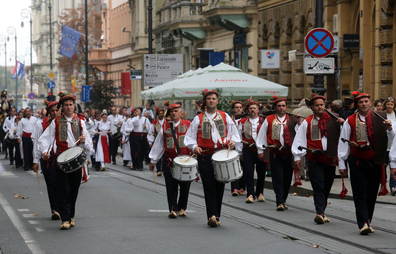 The parade of 70 participants, thirty horses and forty members of a brass band to the main square were announced next, 300th Sinjska Alka, on October 04, 2014 in Zagreb.