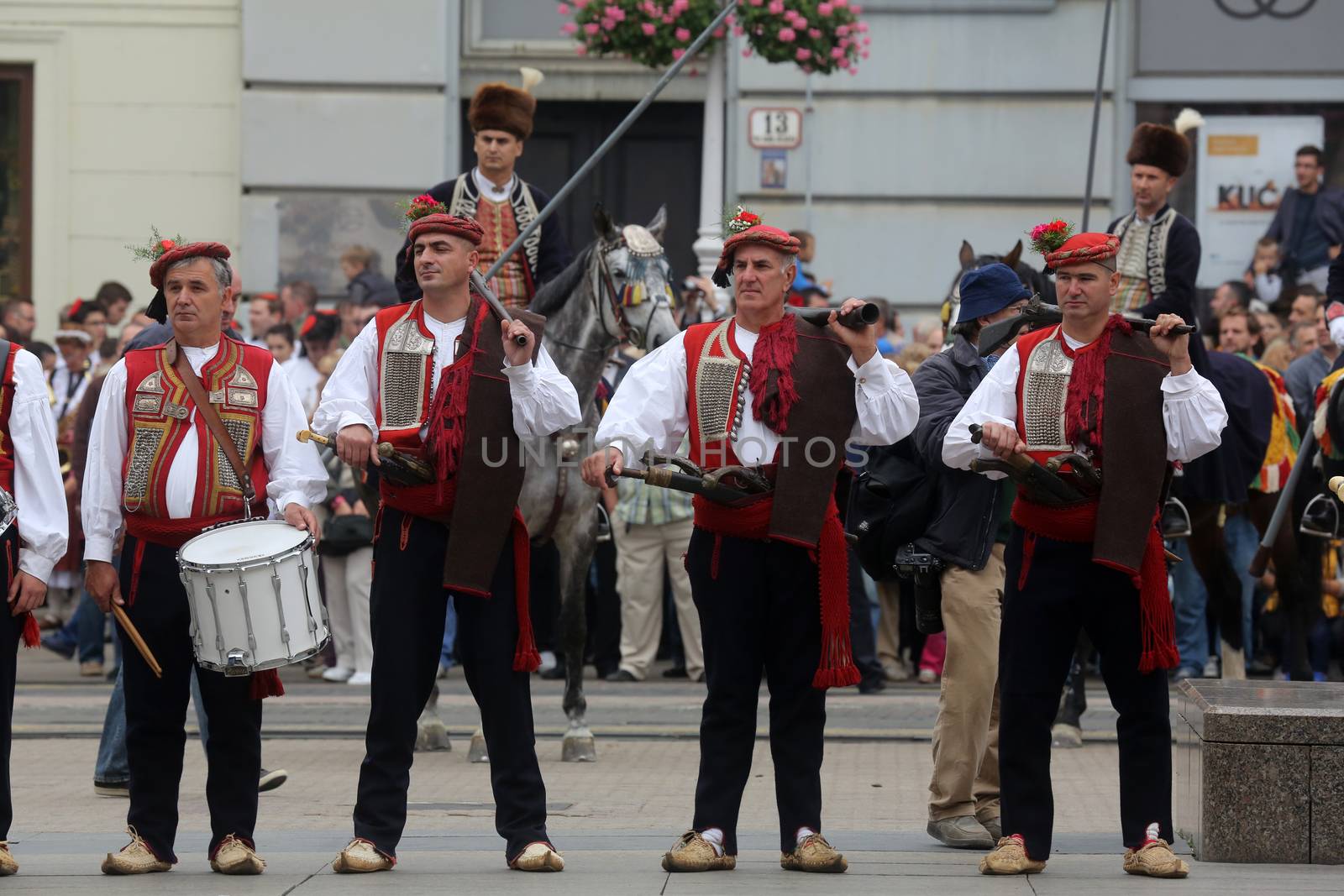 The parade of 70 participants, thirty horses and forty members of a brass band to the main square were announced next, 300th Sinjska Alka, on October 04, 2014 in Zagreb.