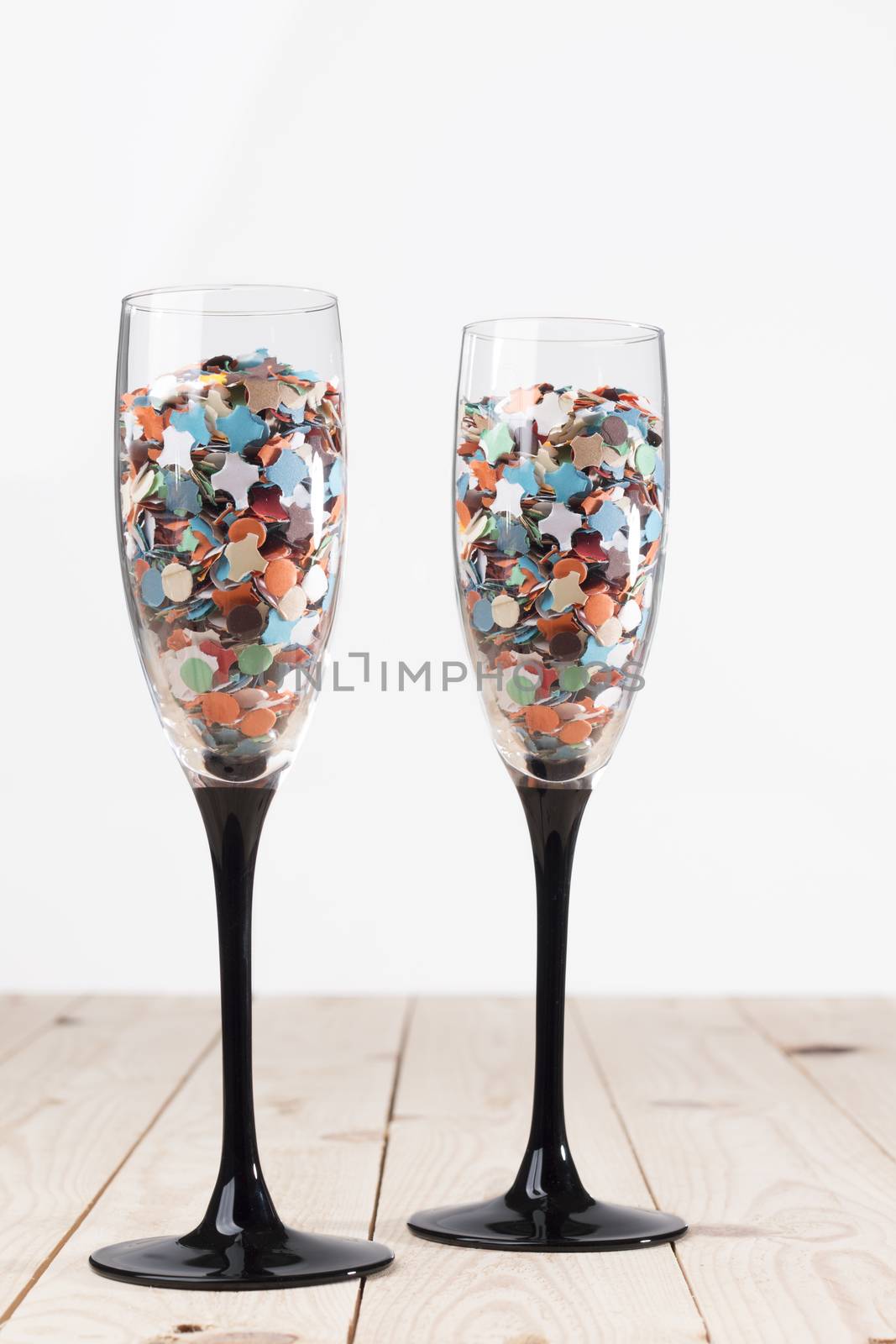 Champaign glasses with confetti, isolated by avanheertum