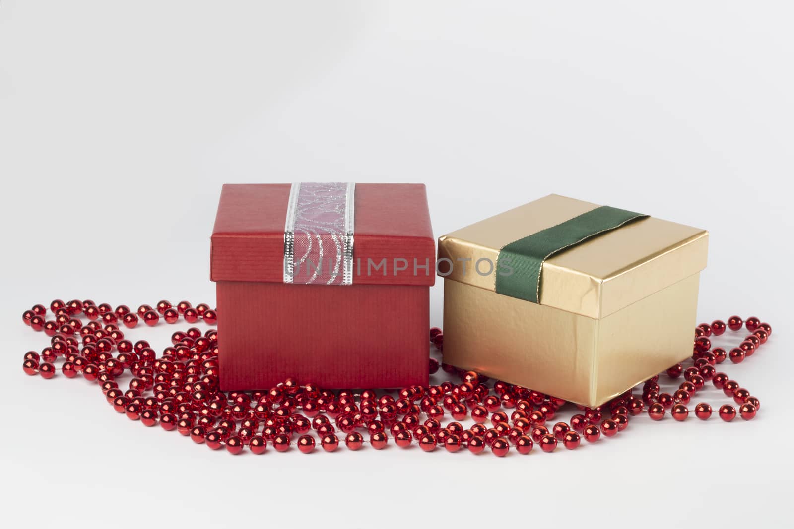 Two presents, red and gold, with ribbons, isolated by avanheertum