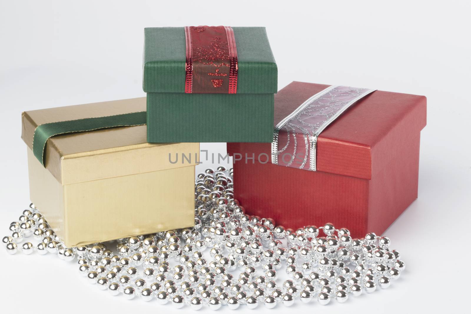 Three presents, red, green and gold, isolated by avanheertum