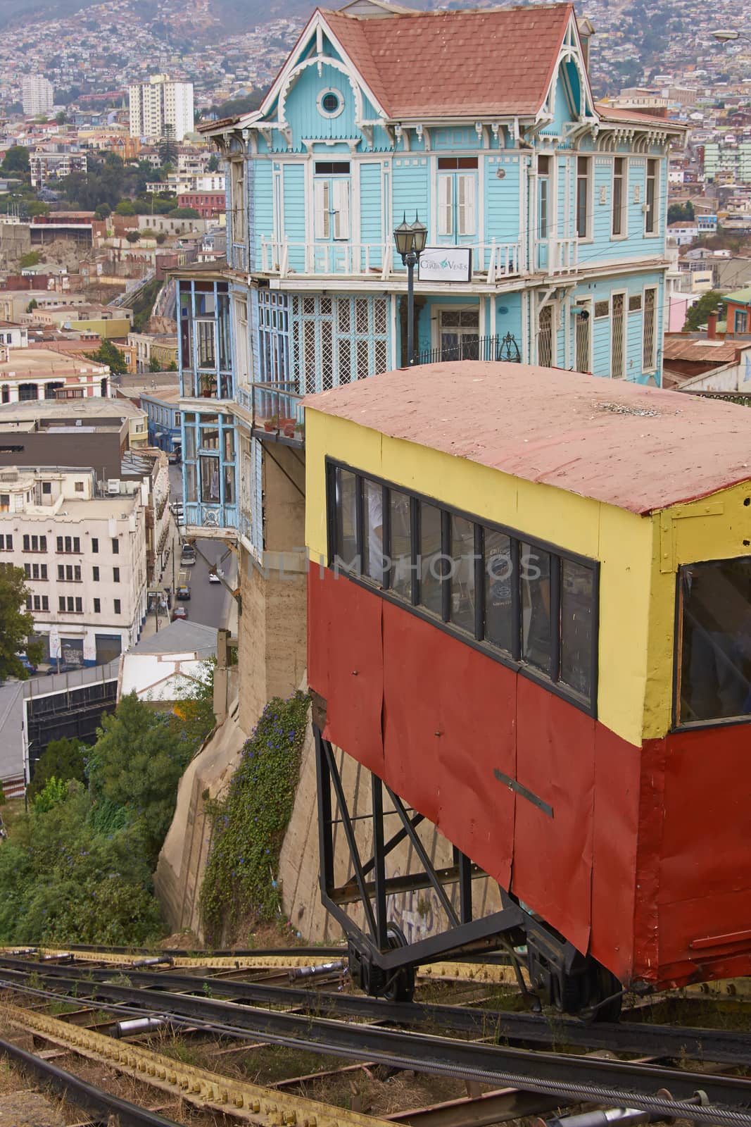 Ascensores of Valparaiso by JeremyRichards