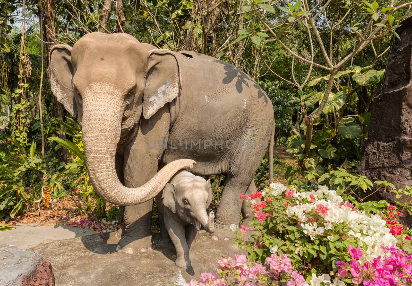 Elephant and baby elephant sculpture in the park