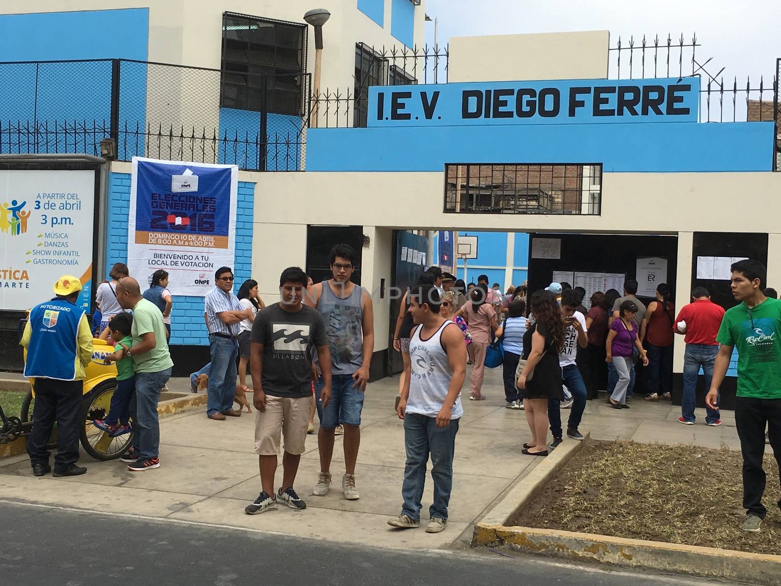 PERU, Lima : Tens of citizens await up to vote at a polling station during the presidential elections in Lima on April 10, 2016.Peruvians voted Sunday on whether Keiko Fujimori, daughter of an ex-president jailed for massacres, should become their first female leader in an election marred by alleged vote-buying and deadly attacks.