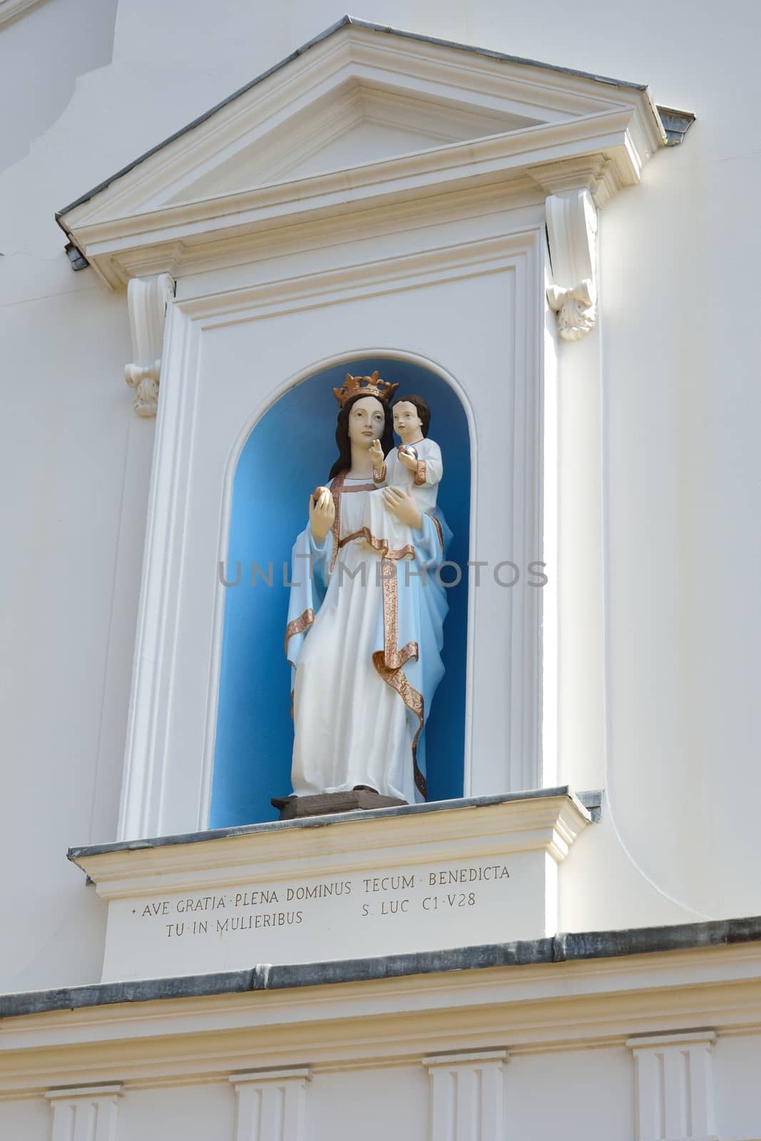 Statue of virgin Mary on church facade by pauws99