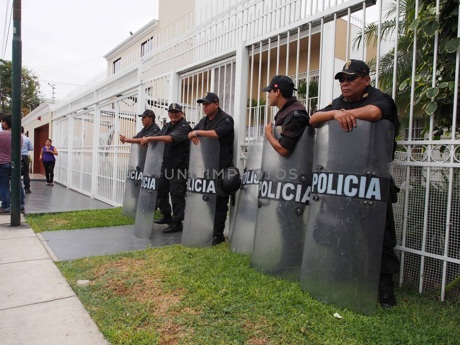 PERU, Lima : Peruvian police guard the entrance of the Mossack Fonseca offices during a raid in Lima on April 11, 2016.Peruvian authorities raided a branch of Mossack Fonseca in Lima, which is located directly across the road from the Panamanian embassy. They said they were looking for evidence Peruvians used the firm for tax avoidance. /