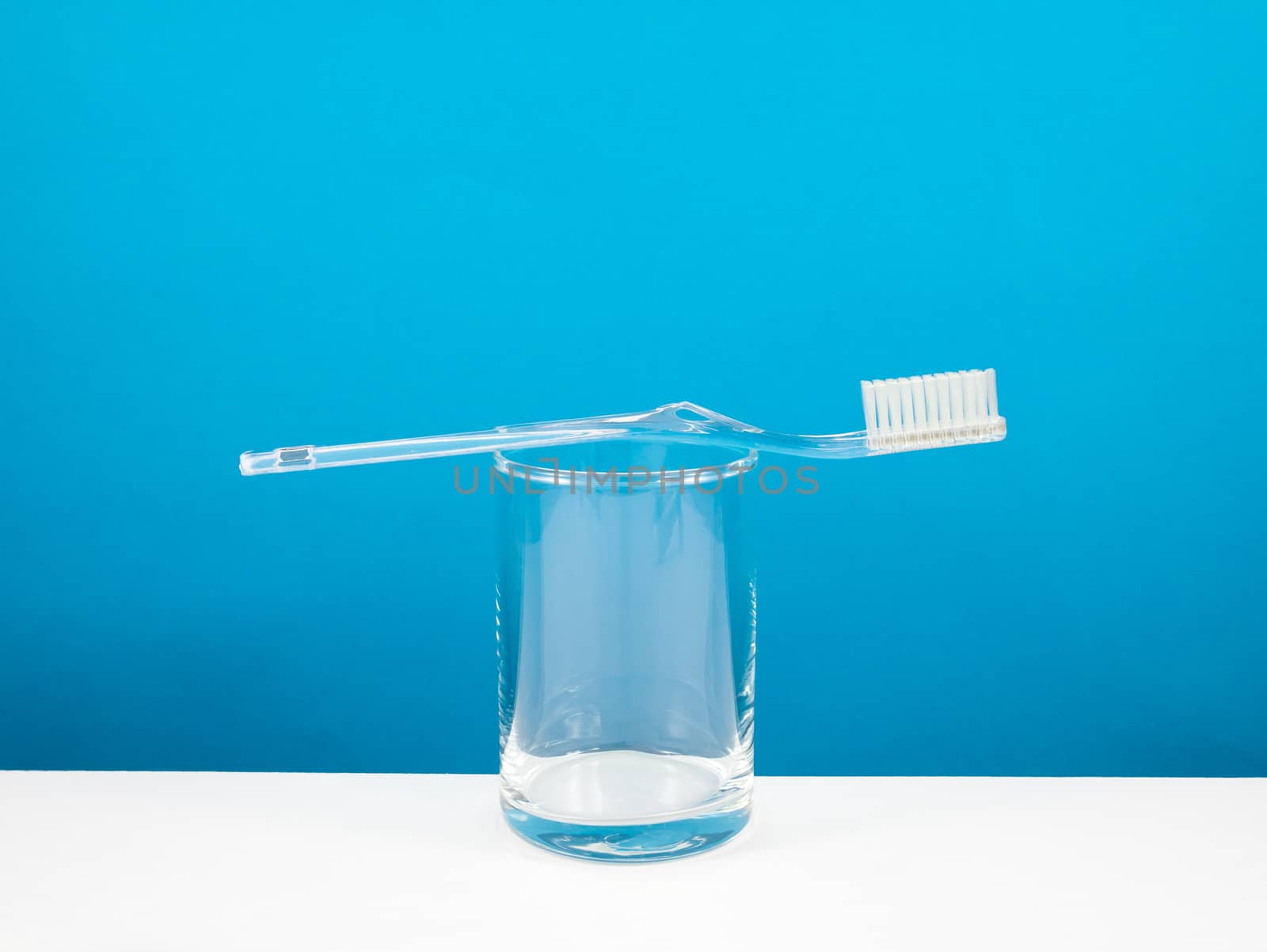 The clear toothbrush with small glass by phasuthorn
