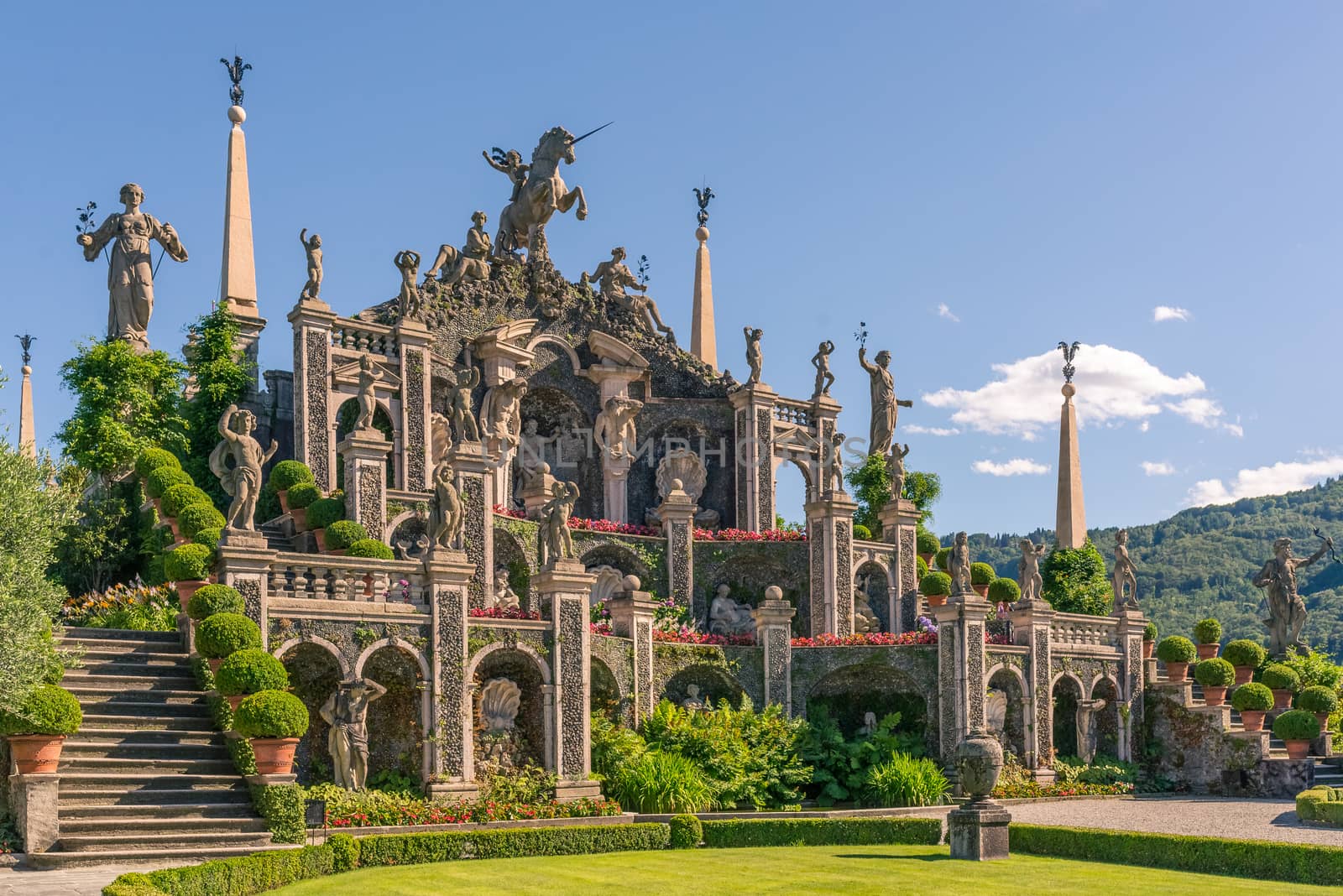 beautiful Garden and  baroque statues by Robertobinetti70