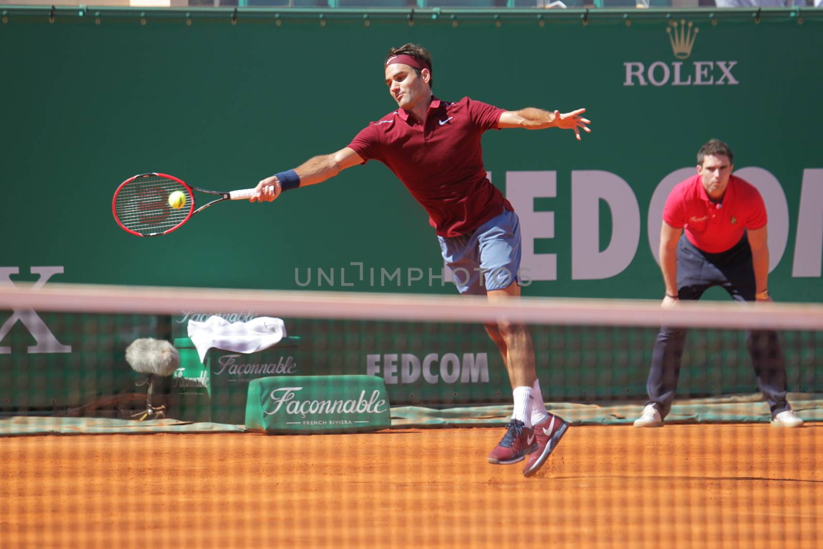 MONACA, Monte-Carlo: Switzerland's Roger Federer hits a return to France's Jo-Wilfried Tsonga during their tennis match at the Monte-Carlo ATP Masters Series tournament on April 15, 2016 in Monaco. France's Jo-Wilfried Tsonga is through to the Monte Carlo Masters semi-finals following a win over Switzerland's Roger Federer.