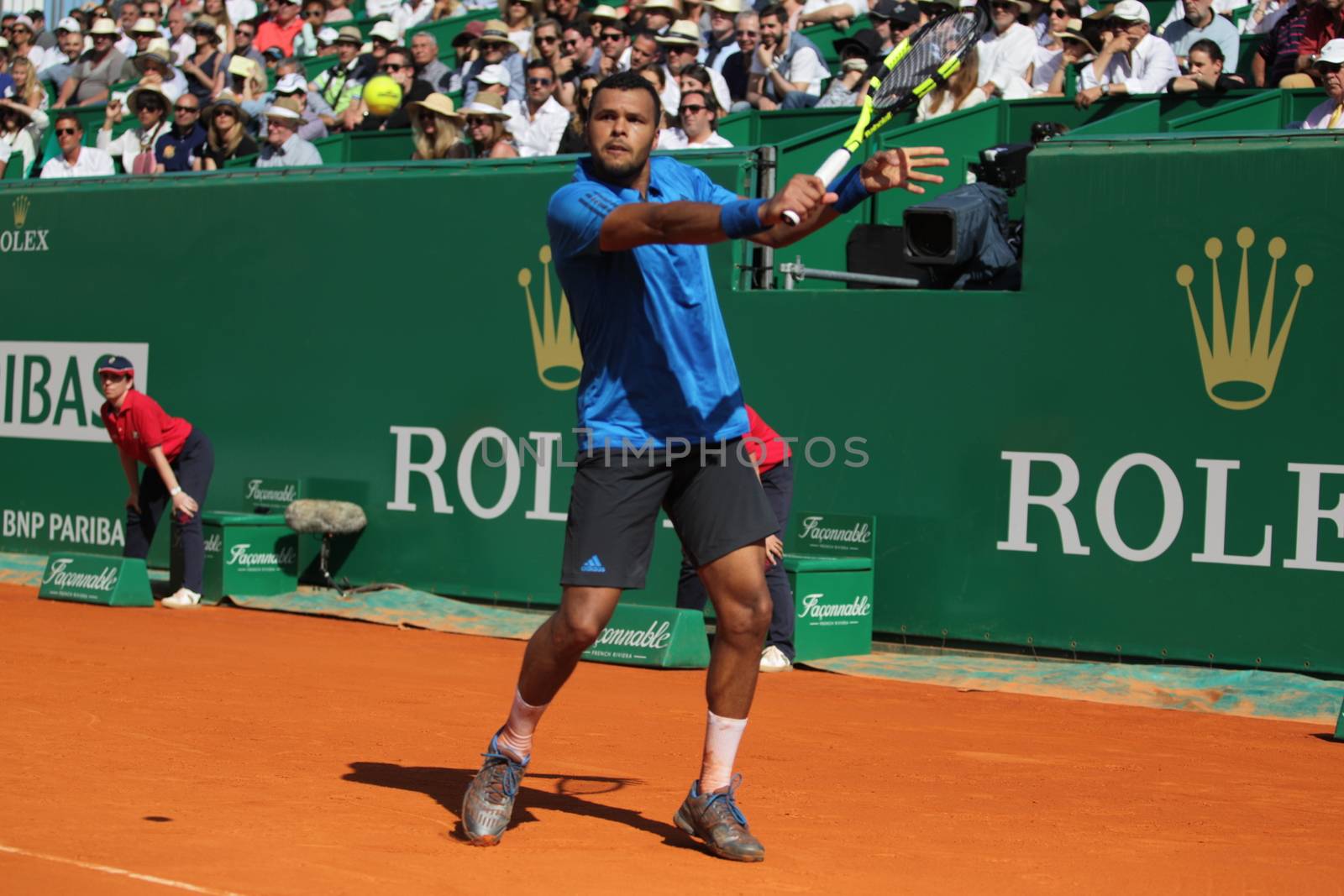 MONACA, Monte-Carlo: France's Jo-Wilfried Tsonga hits a return to Switzerland's Roger Federer during their tennis match at the Monte-Carlo ATP Masters Series tournament on April 15, 2016 in Monaco. France's Jo-Wilfried Tsonga is through to the Monte Carlo Masters semi-finals following a win over Switzerland's Roger Federer.
