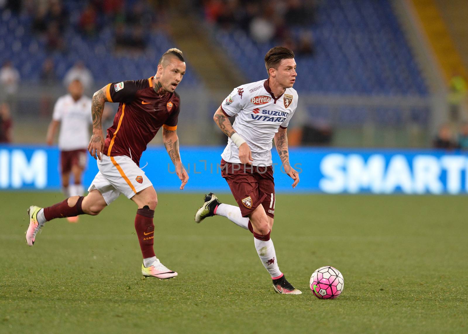 ITALY, Rome : Roma's midfielder from Belgium Radja Nianggolan (L) fights for the ball with Torino's midfielder from Italy Daniele Baselli (R) during the Italian Serie A football match between AS Roma and Torino on April 20, 2016 at the Olympic stadium in Rome.