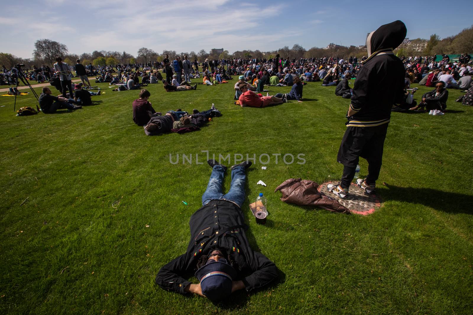 UNITED-KINGDOM, London: Hundreds of pro-cannabis supporters gather in Hyde Park, in London for 4/20 day, a giant annual smoke-in  on April 20, 2016. 