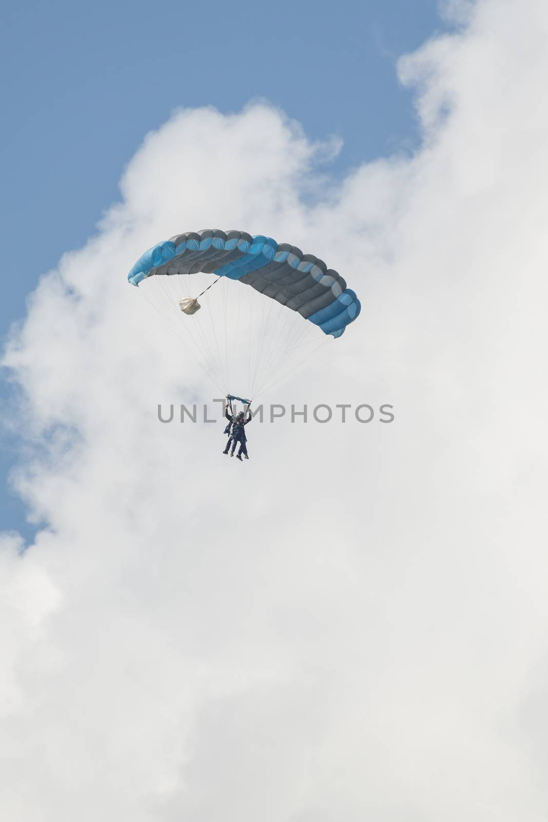 Paratroopers in double jump
 by Tofotografie