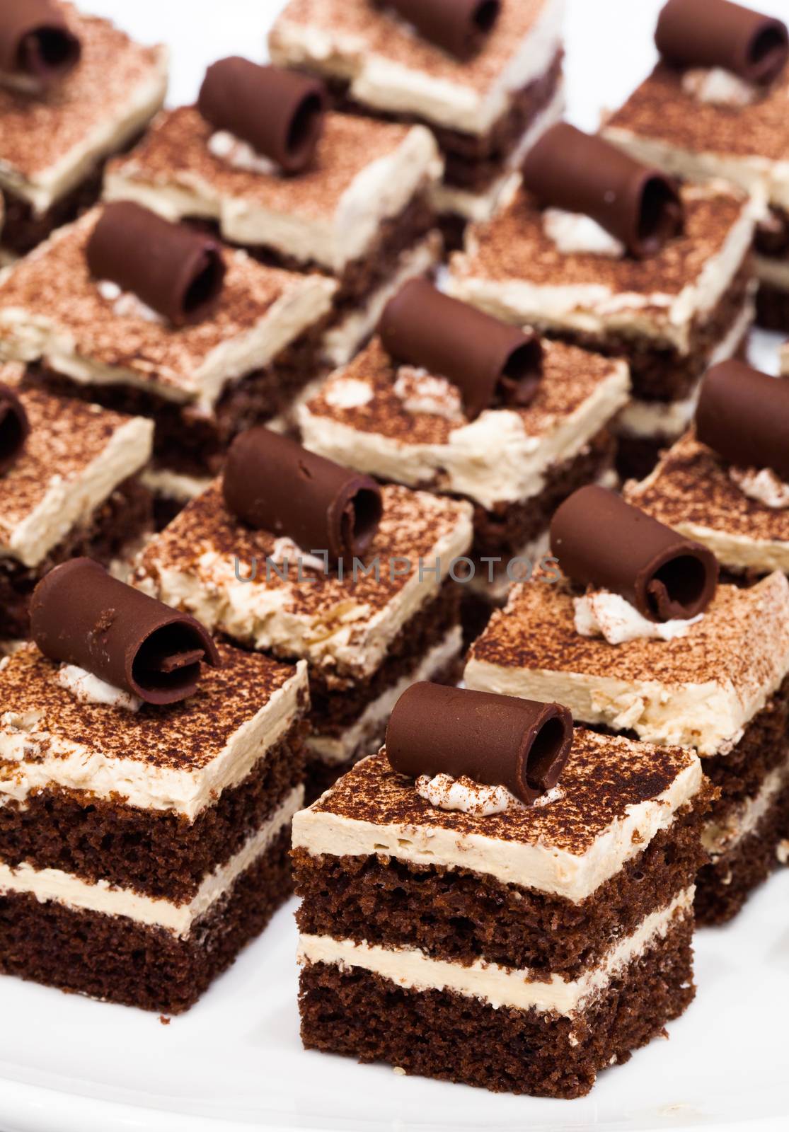 slice chocolate cake for catering