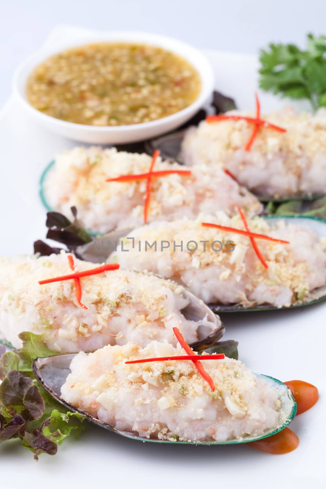 mixed and cooked seafood on shells by darkkong