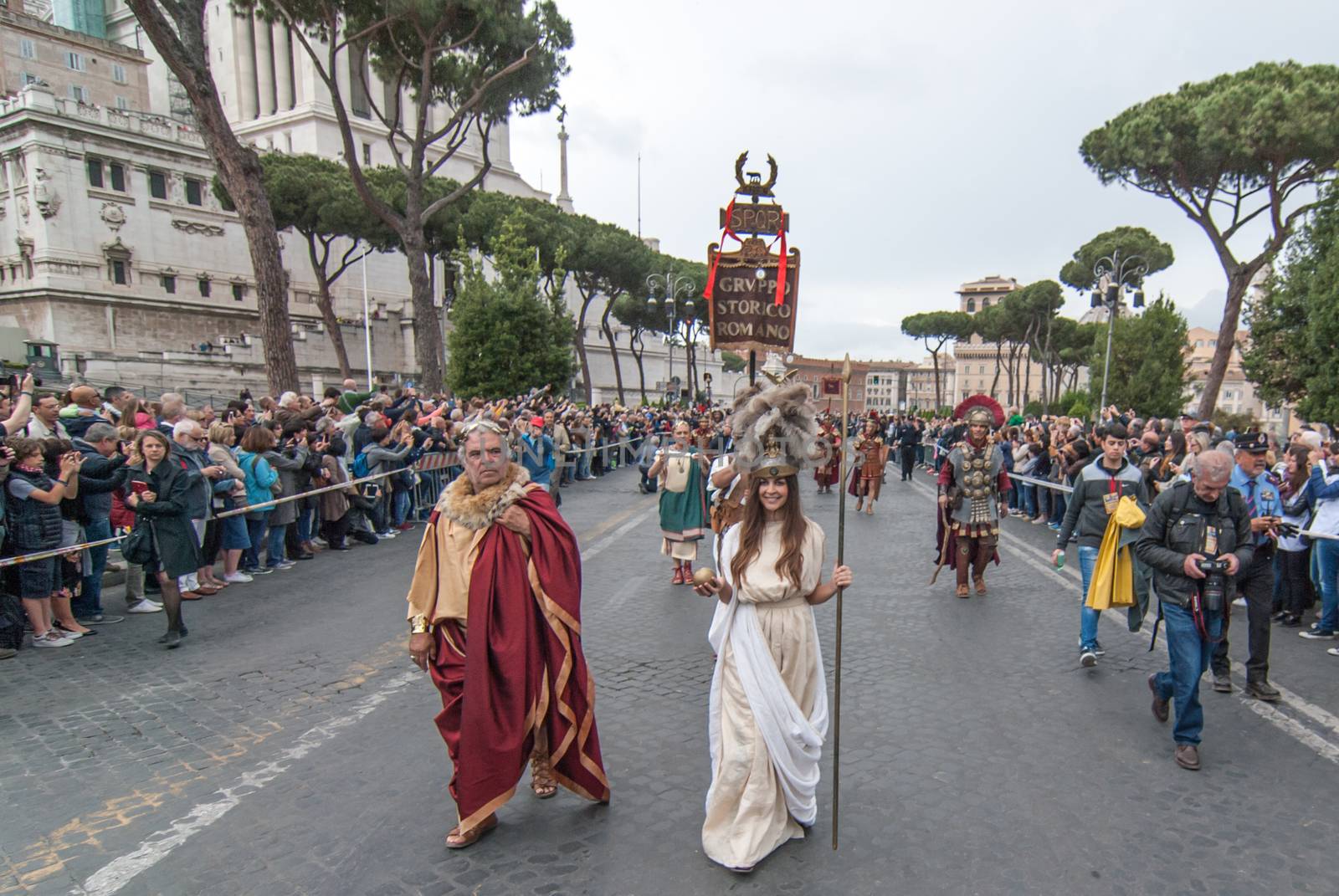ITALY, Rome: People dresses as ancient romans parade near the Colosseum to commemorate the legendary foundation of the eternal city in 753 B.C, in Rome on April 24, 2016. 