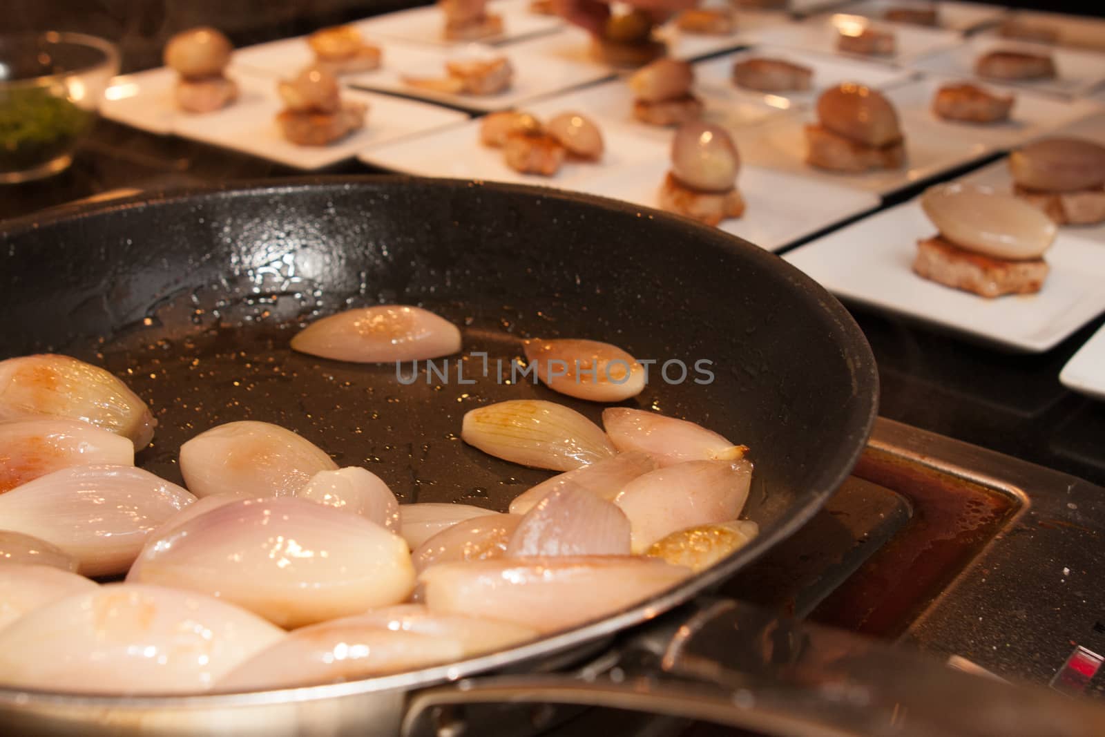 fried shallot onion on pan