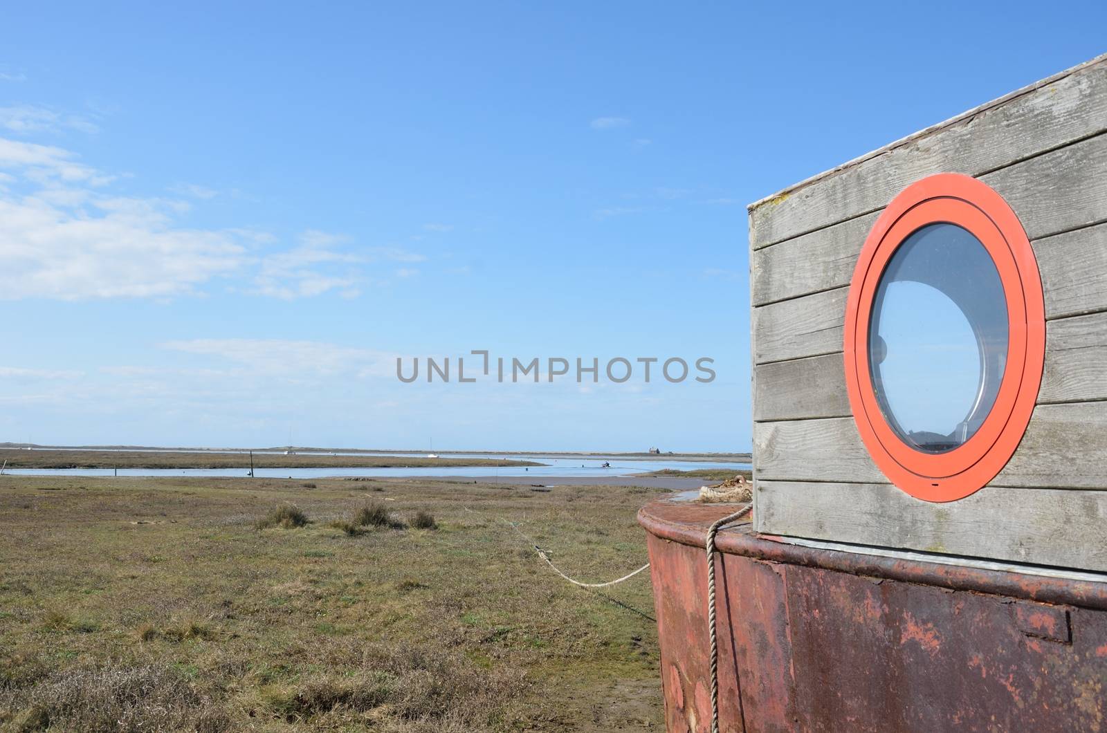 Houseboat overlooking  estuary by pauws99