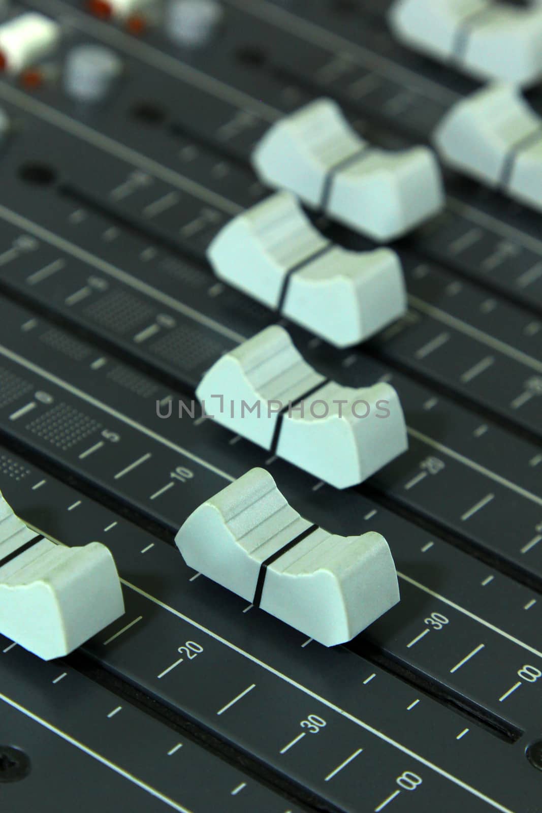 Audio mixing console by liewluck