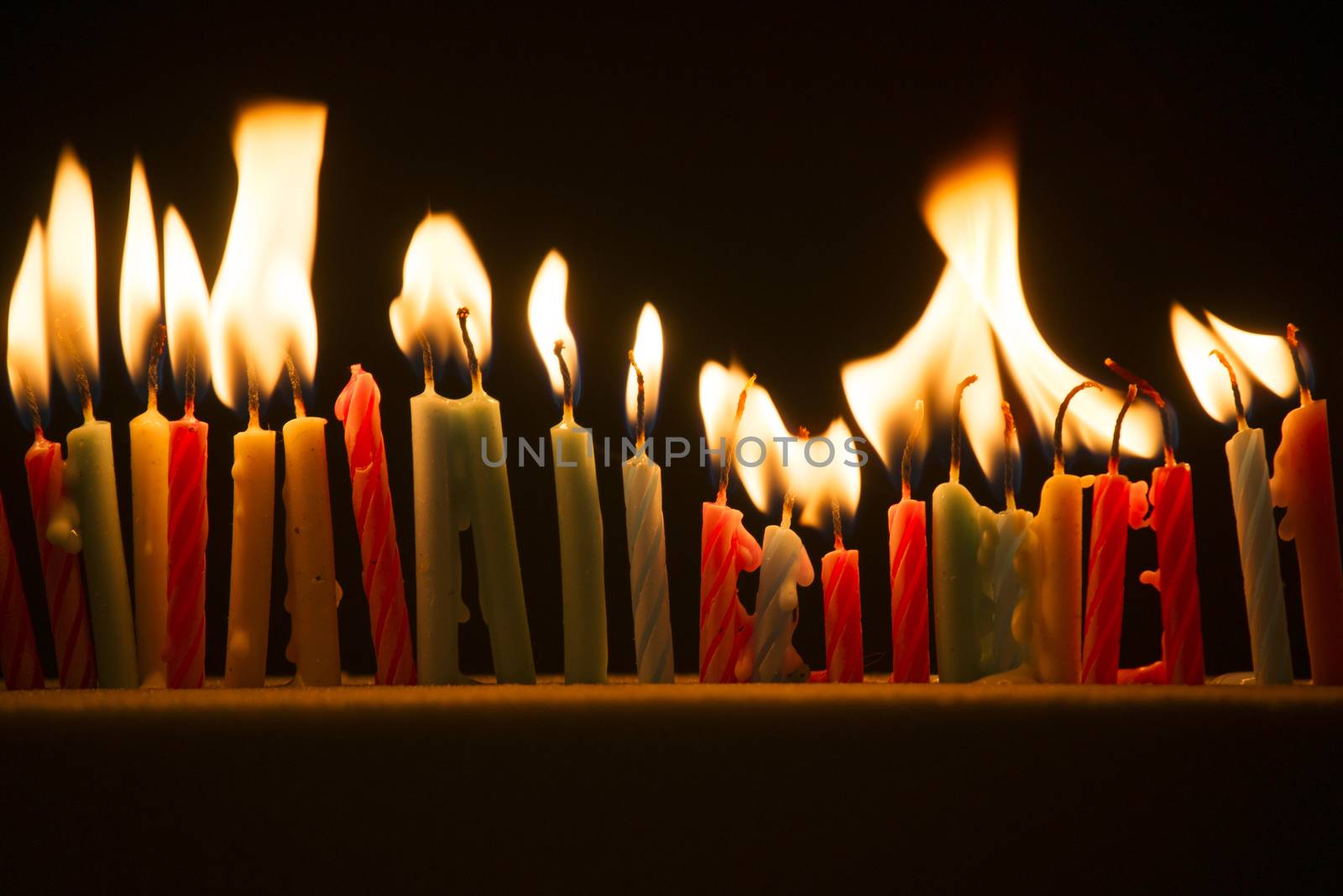 Small candles lit by fotografiche.eu