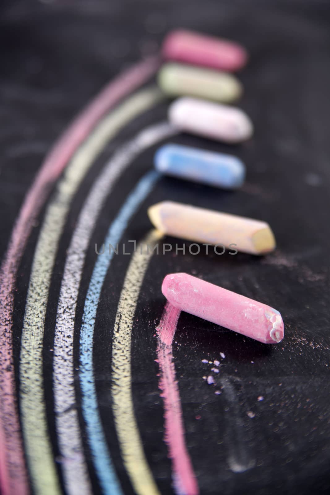 Rainbow drawn with chalk by fotografiche.eu