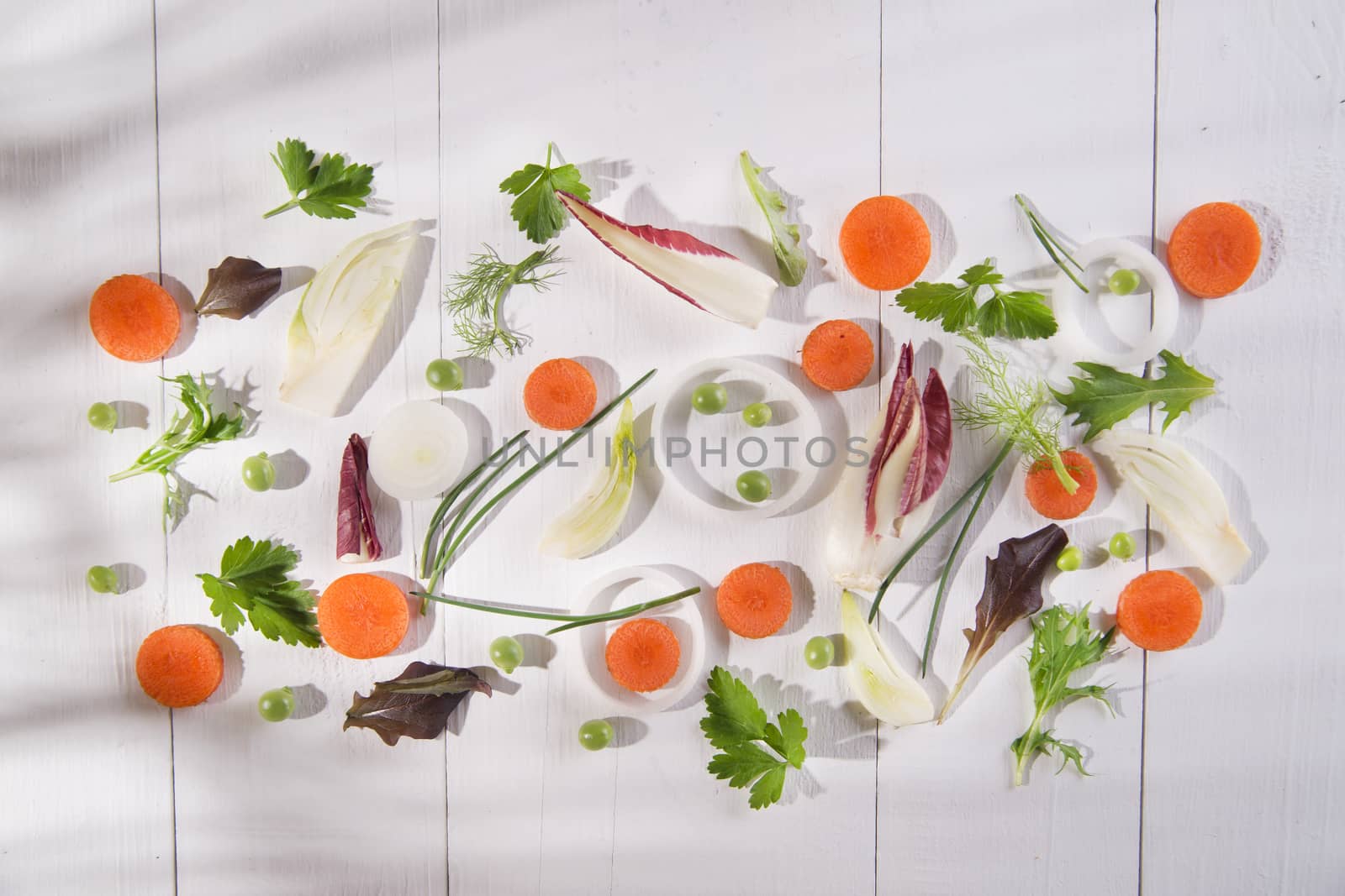 Presentation of mixed salad with peas, carrots and fennel