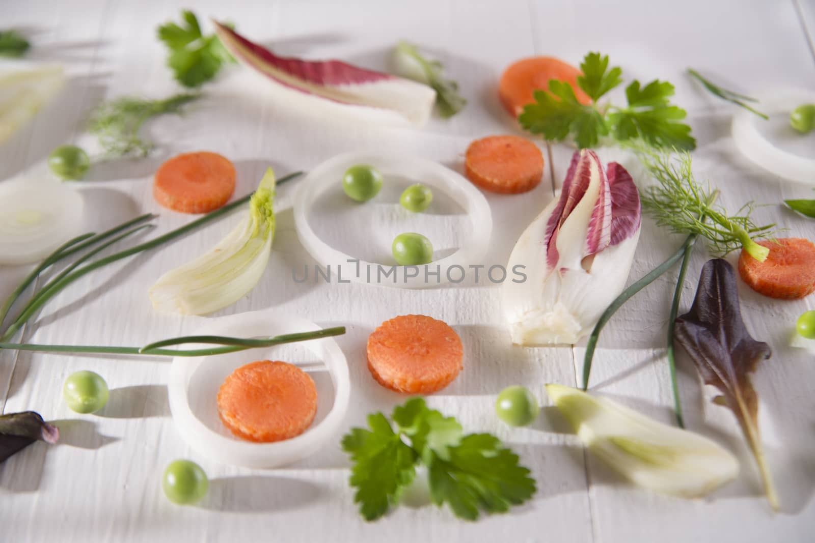 Presentation of mixed salad with peas, carrots and fennel