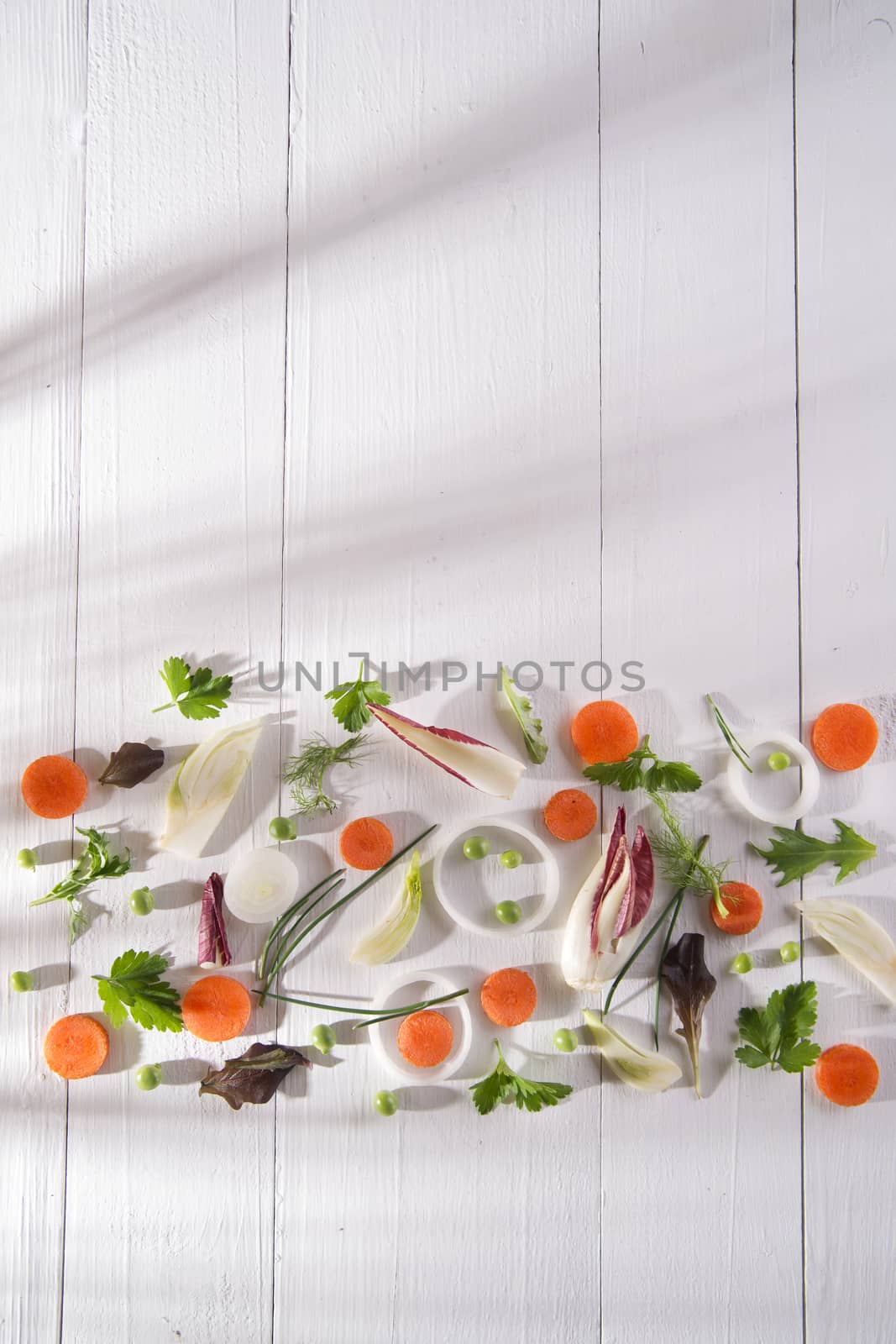 Presentation of mixed salad with peas, carrots and fennel