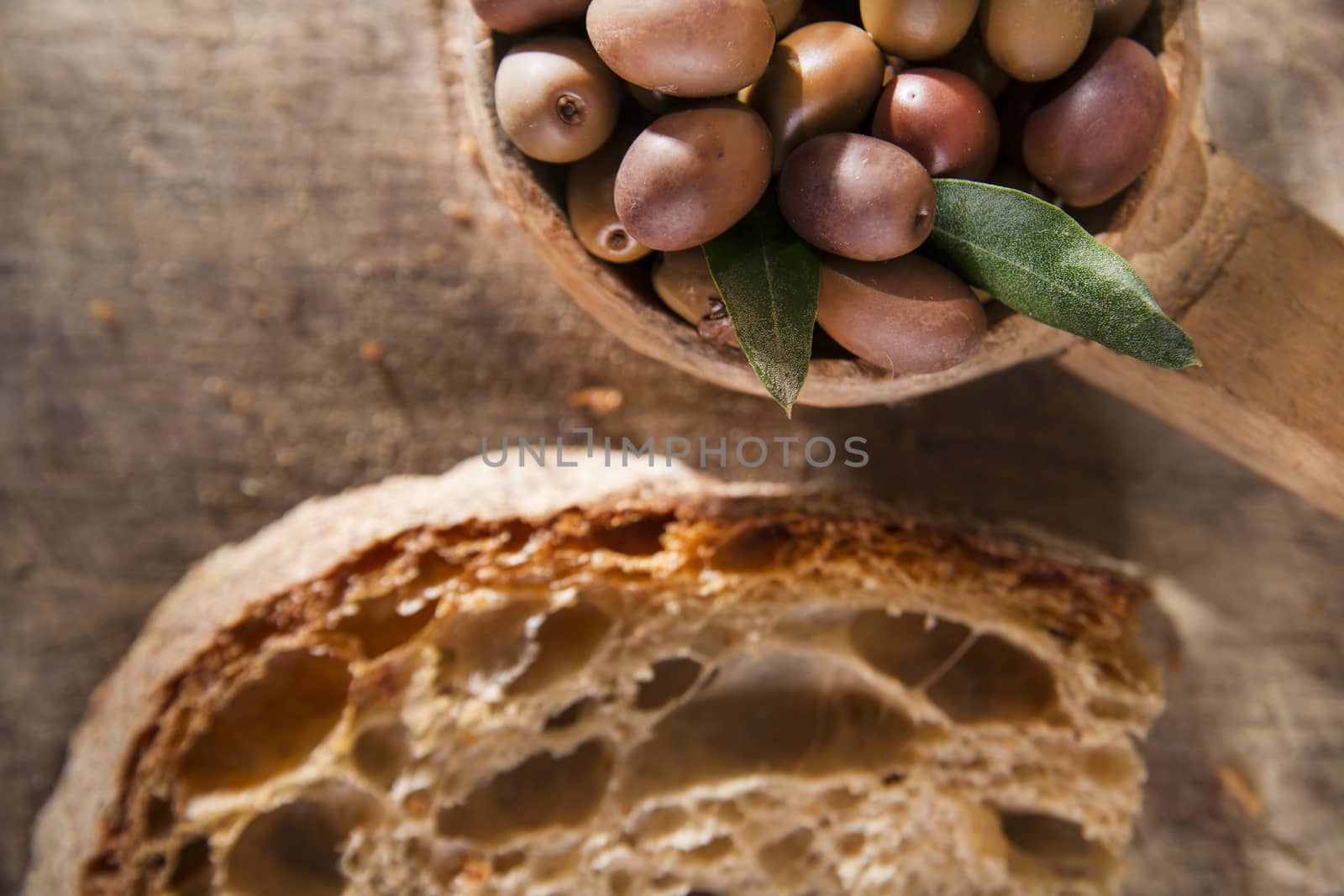 Bread and olives by fotografiche.eu