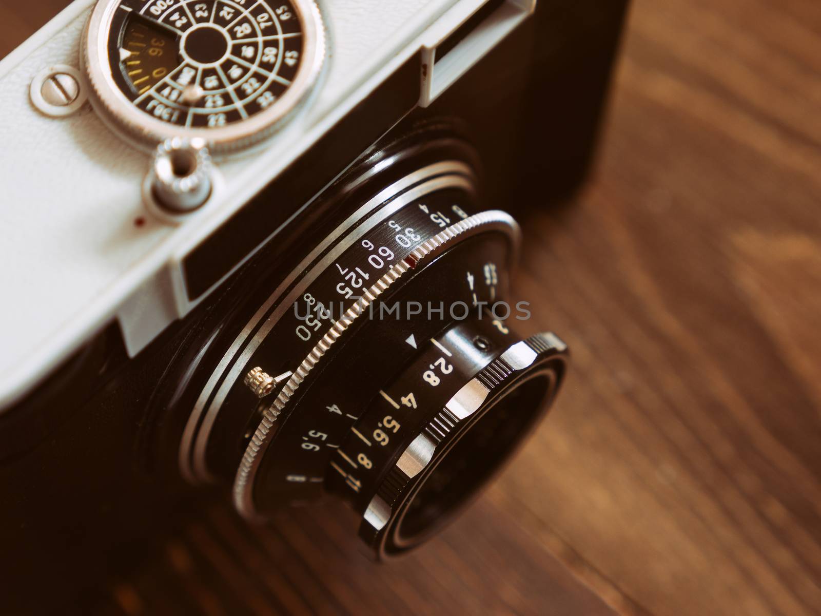 close up photo of old vintage camera by fascinadora