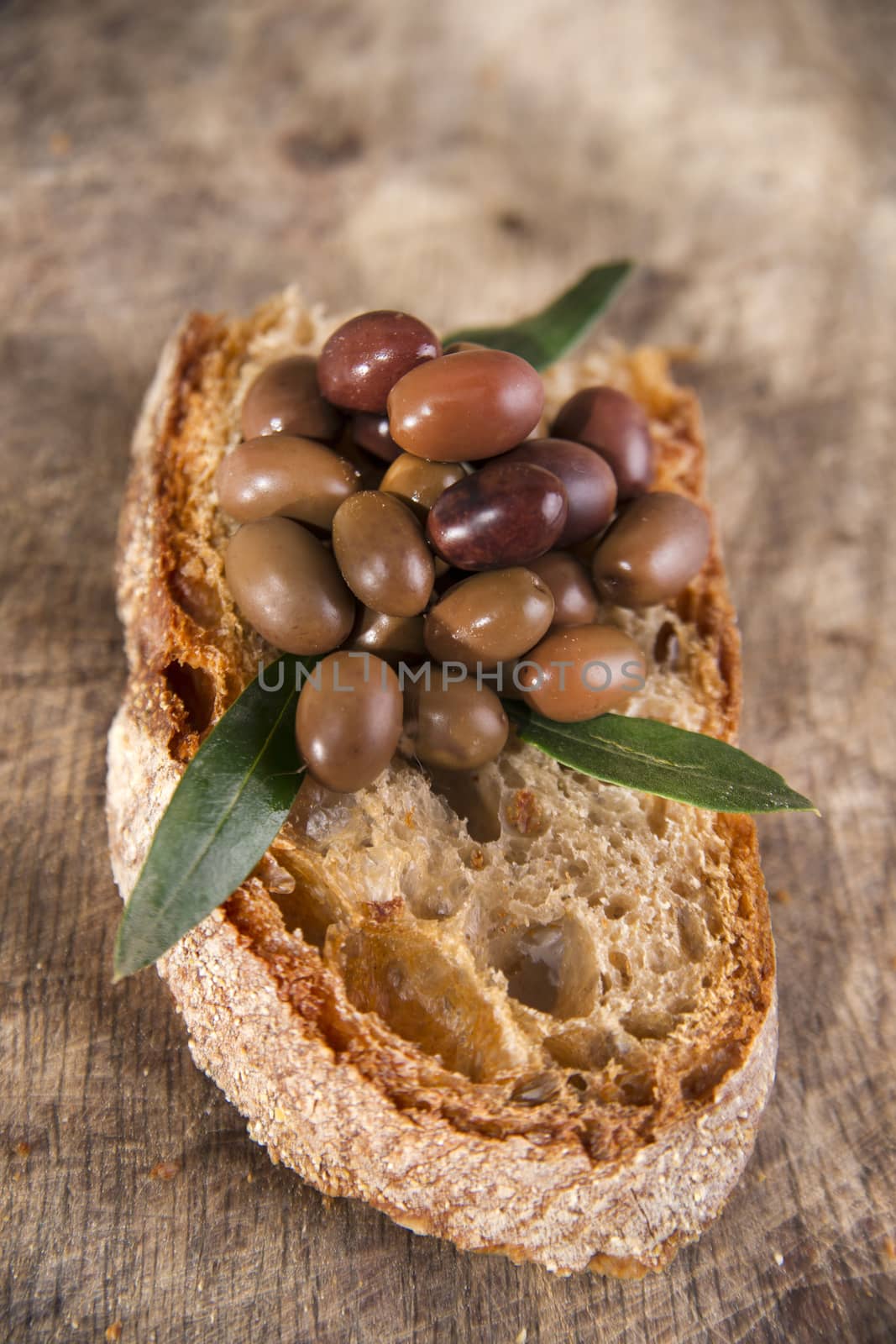 Bread and olives by fotografiche.eu