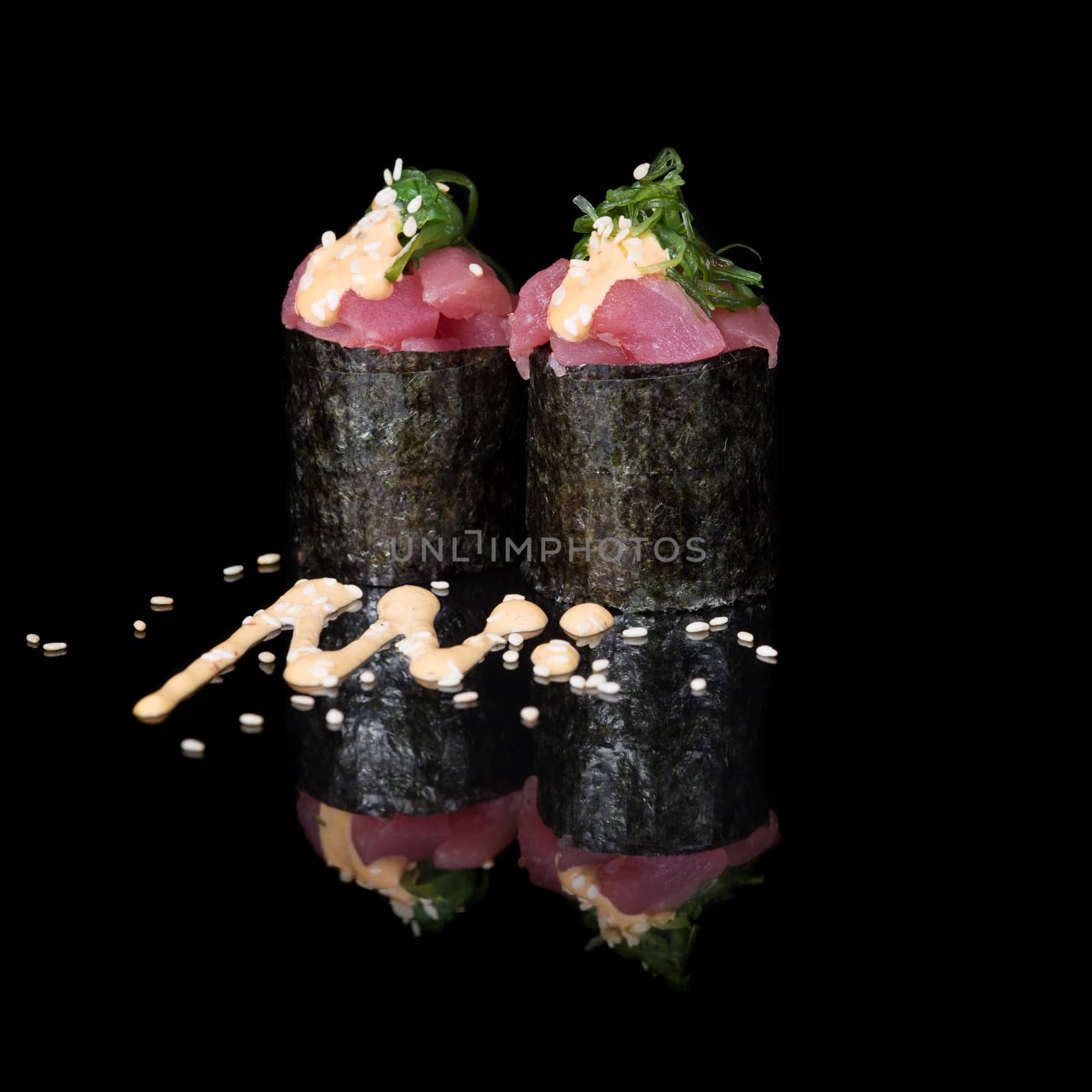 Vertical roll with tuna and seaweed by kzen