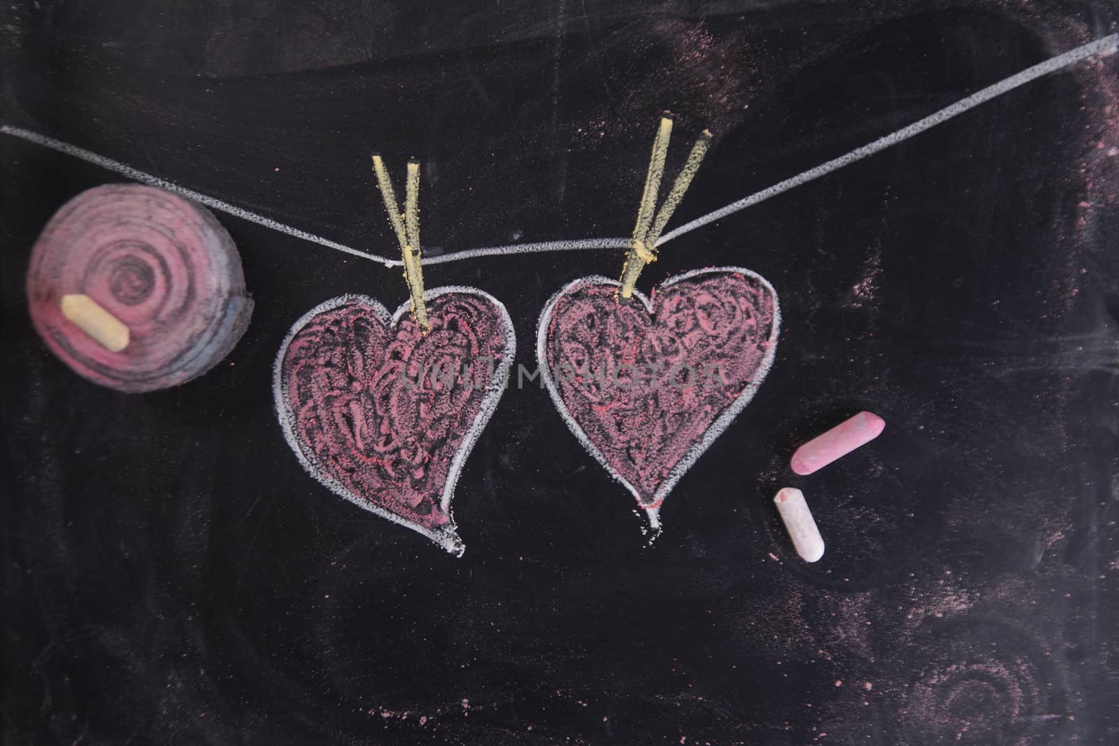 Hearts drawn with chalk by fotografiche.eu