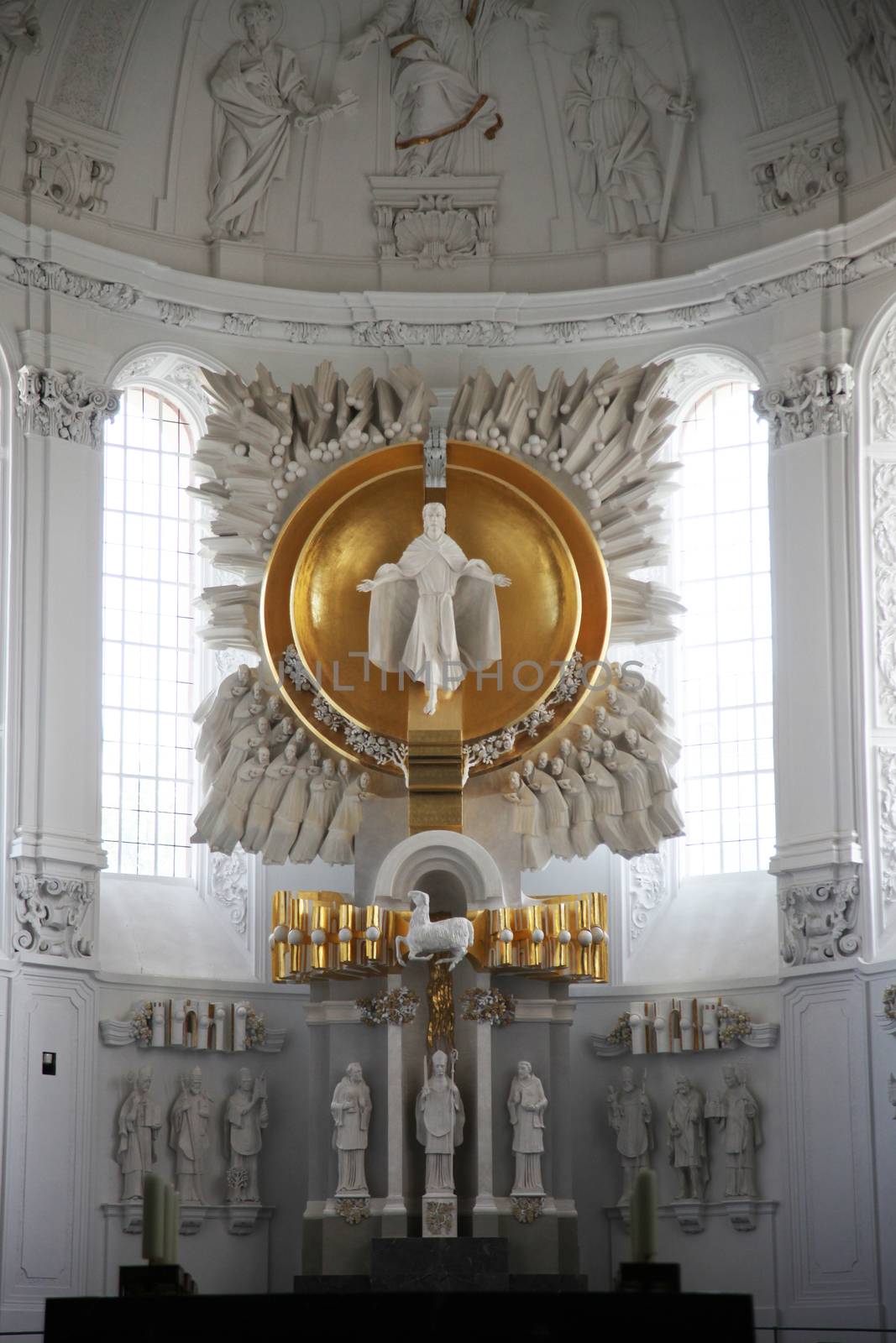 Altar in the Wurzburg Cathedral by atlas