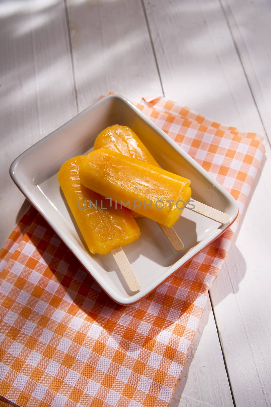 Cool off in summer with a break at the base of the fruit popsicles