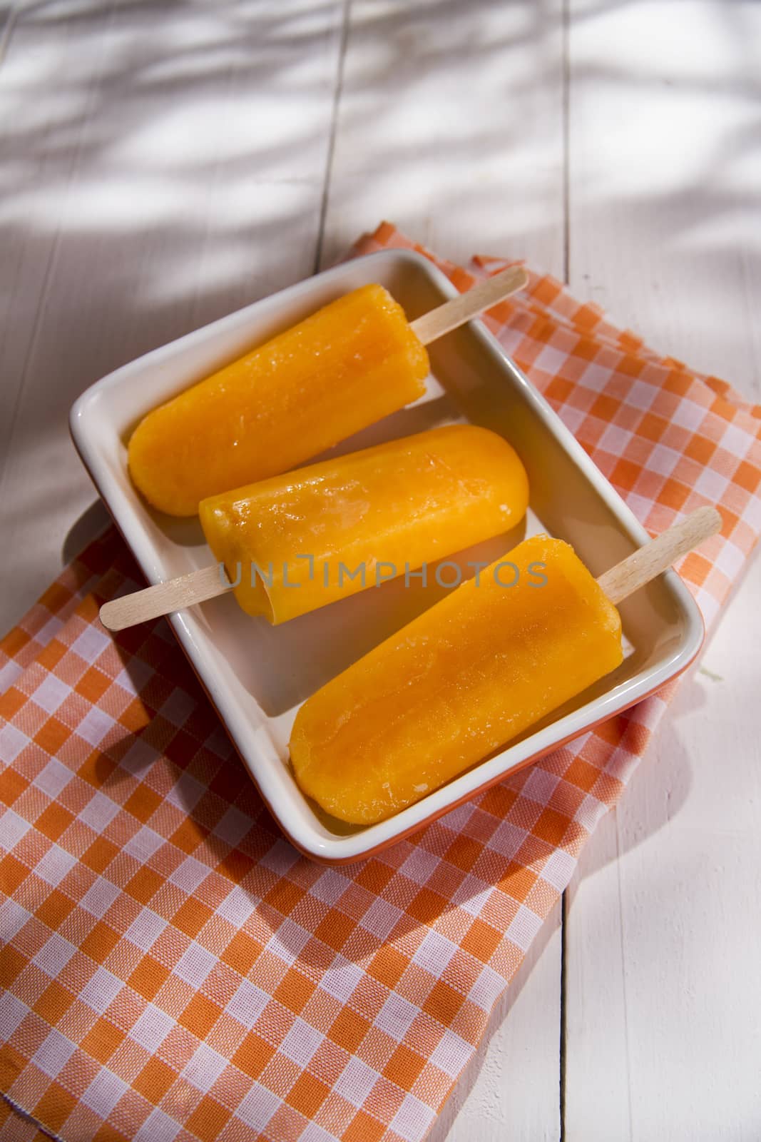 Cool off in summer with a break at the base of the fruit popsicles