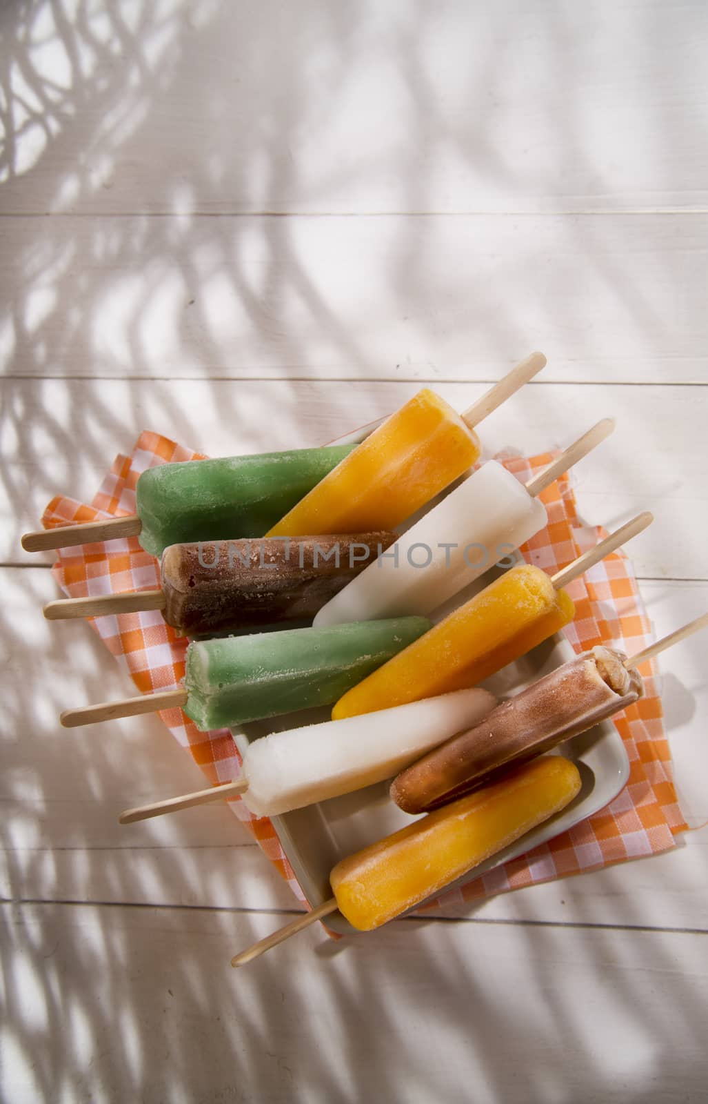 Cool off in summer with a break at the base of the fruit popsicles